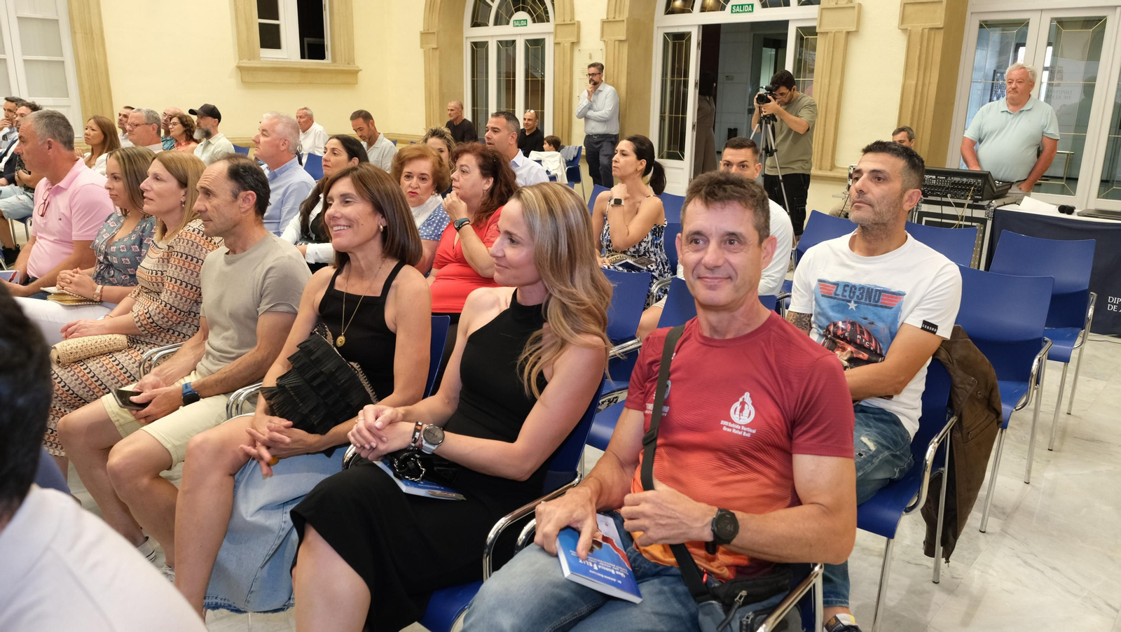 El Doctor Antonio Ríos presenta su libro 'Una Rodilla Feliz', en imágenes