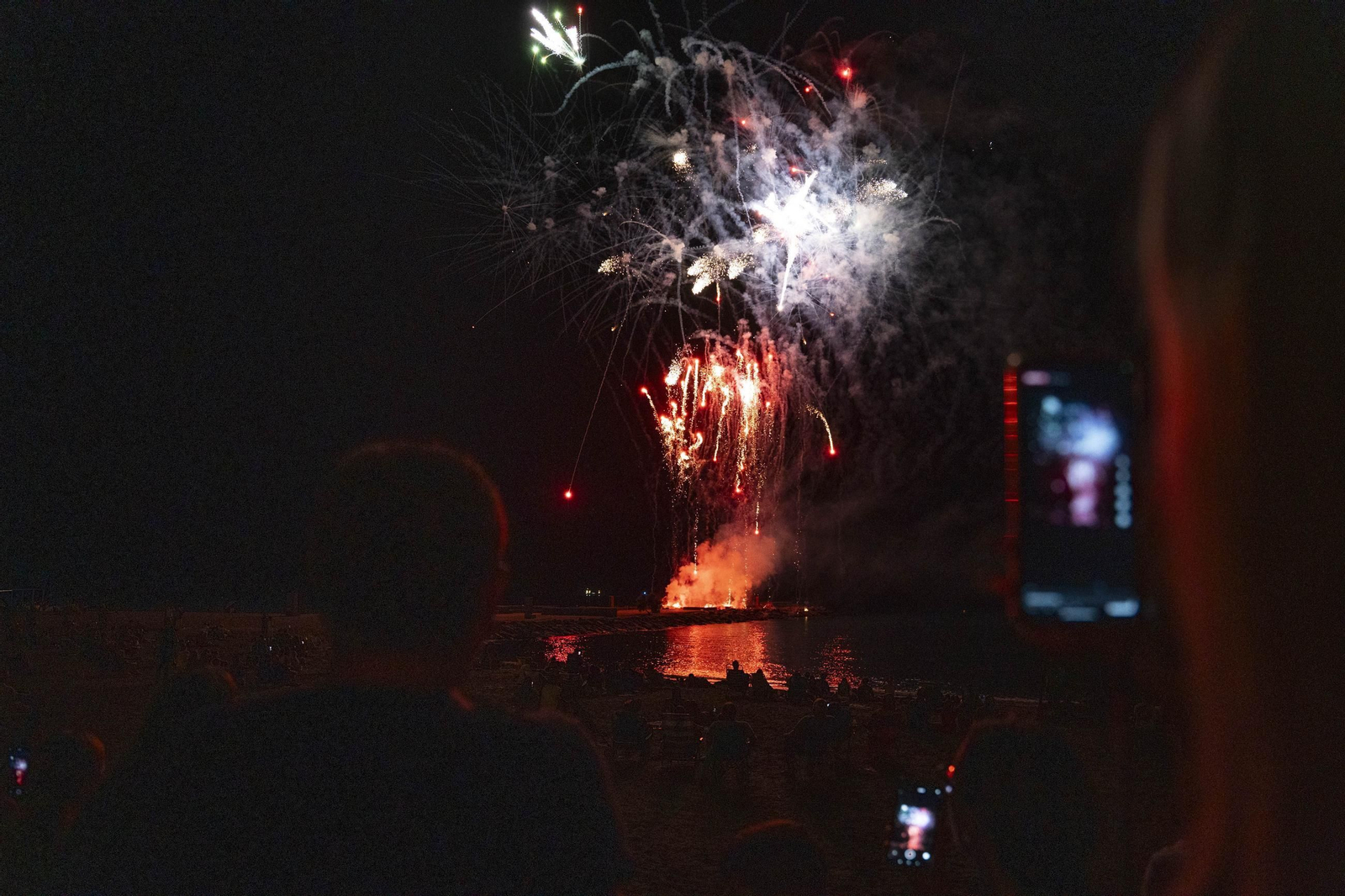 Las mejores imágenes del espectáculo piromusical que da cierre a la feria de Almería