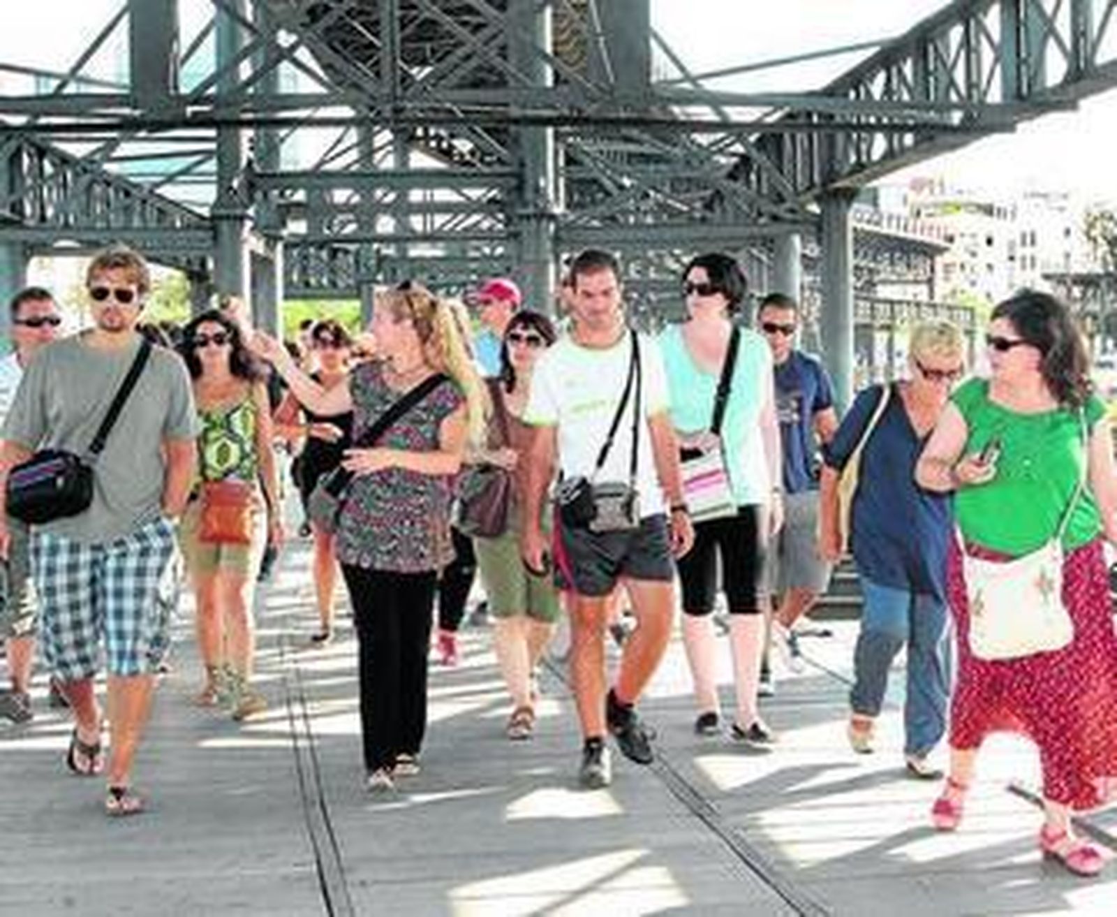 Un grupo de turistas, durante una visita guiada al Muelle del Tinto en 2013.