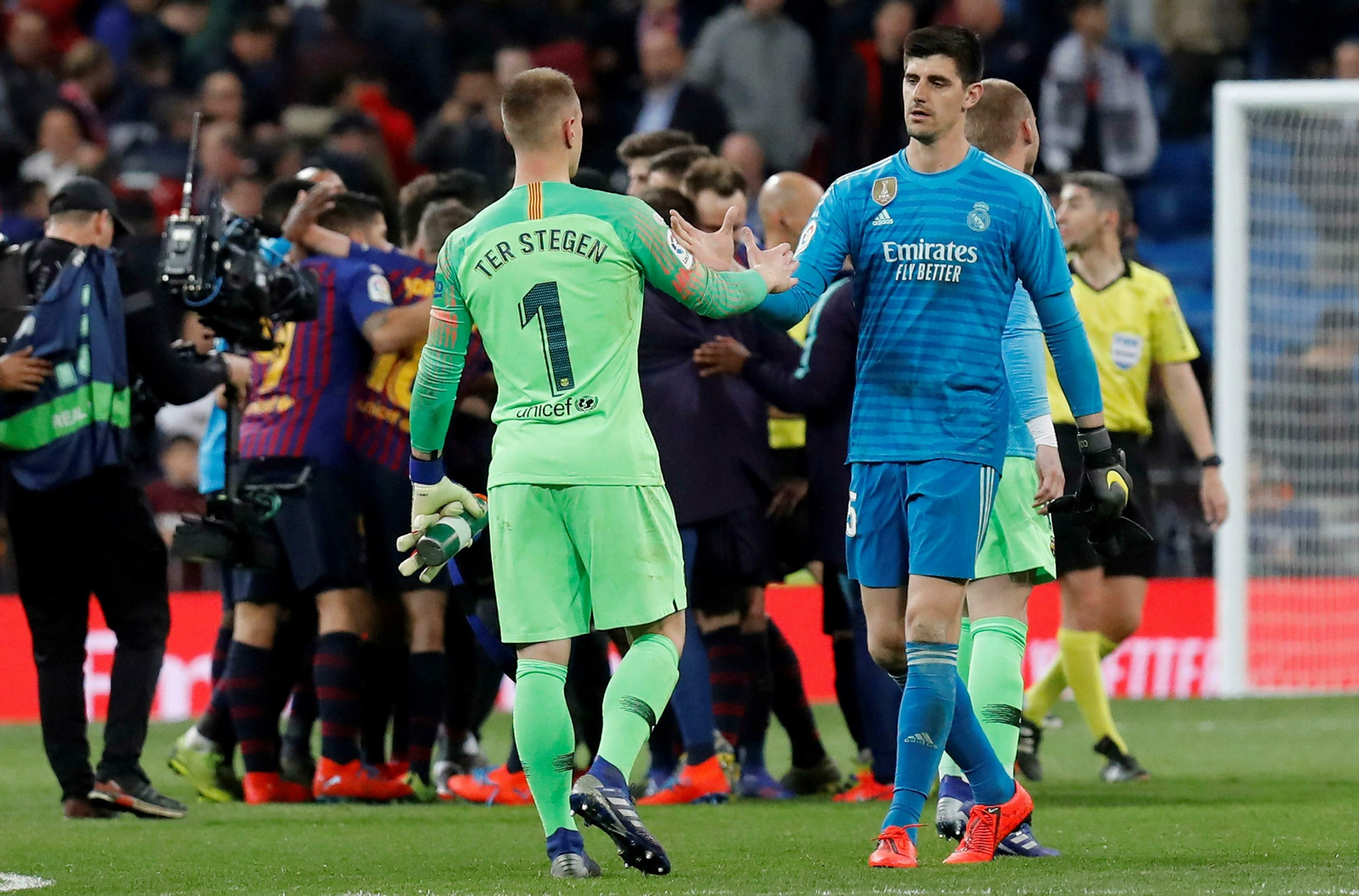 Ter Stegen saluda a Thibaut Courtois, mientras los jugadores del Barça celebran su victoria.