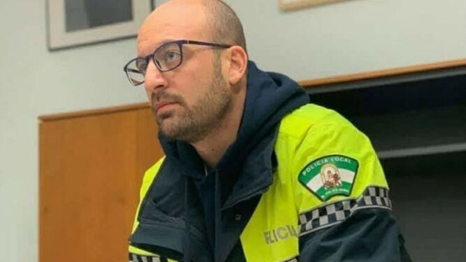 El alcalde, Germán Beardo, con la chaqueta de Policía Local, de la que es el máximo responsable.