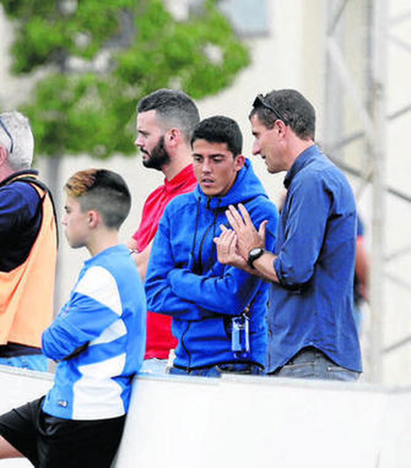 Gracia dialoga con Pablo Fornals en un partido del Malagueño.