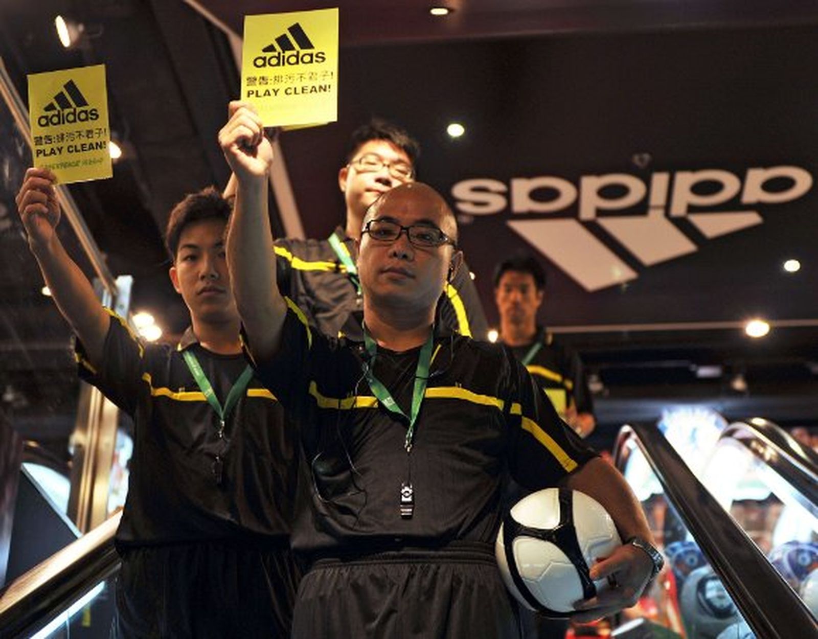 Un estudio de Greenpeace halla tóxicos en ropa de Adidas y H&M