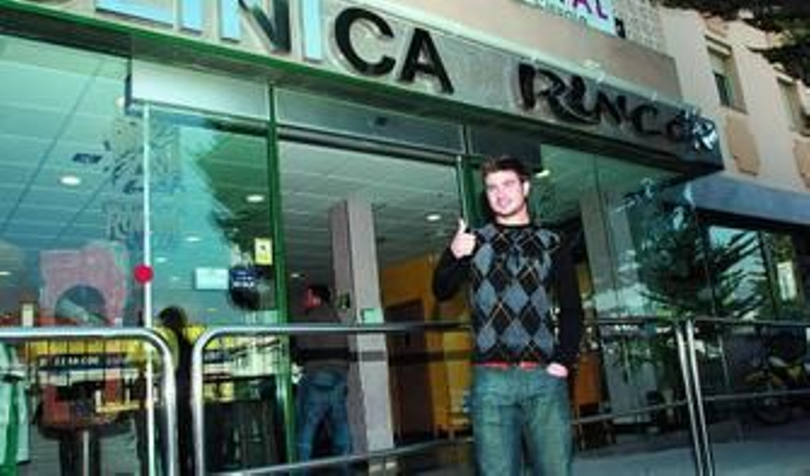 Un sonriente Tiago Gomes saluda en la puerta de Clínicas Rincón.
