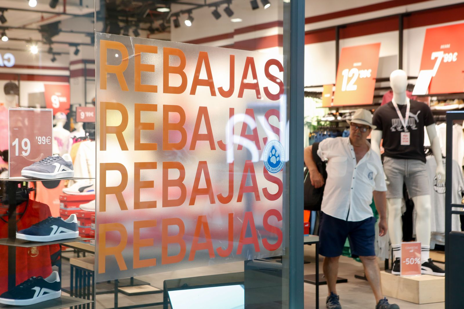 Arranque de las rebajas de verano en el centro comercial Puerta Europa de Algeciras, en imágenes