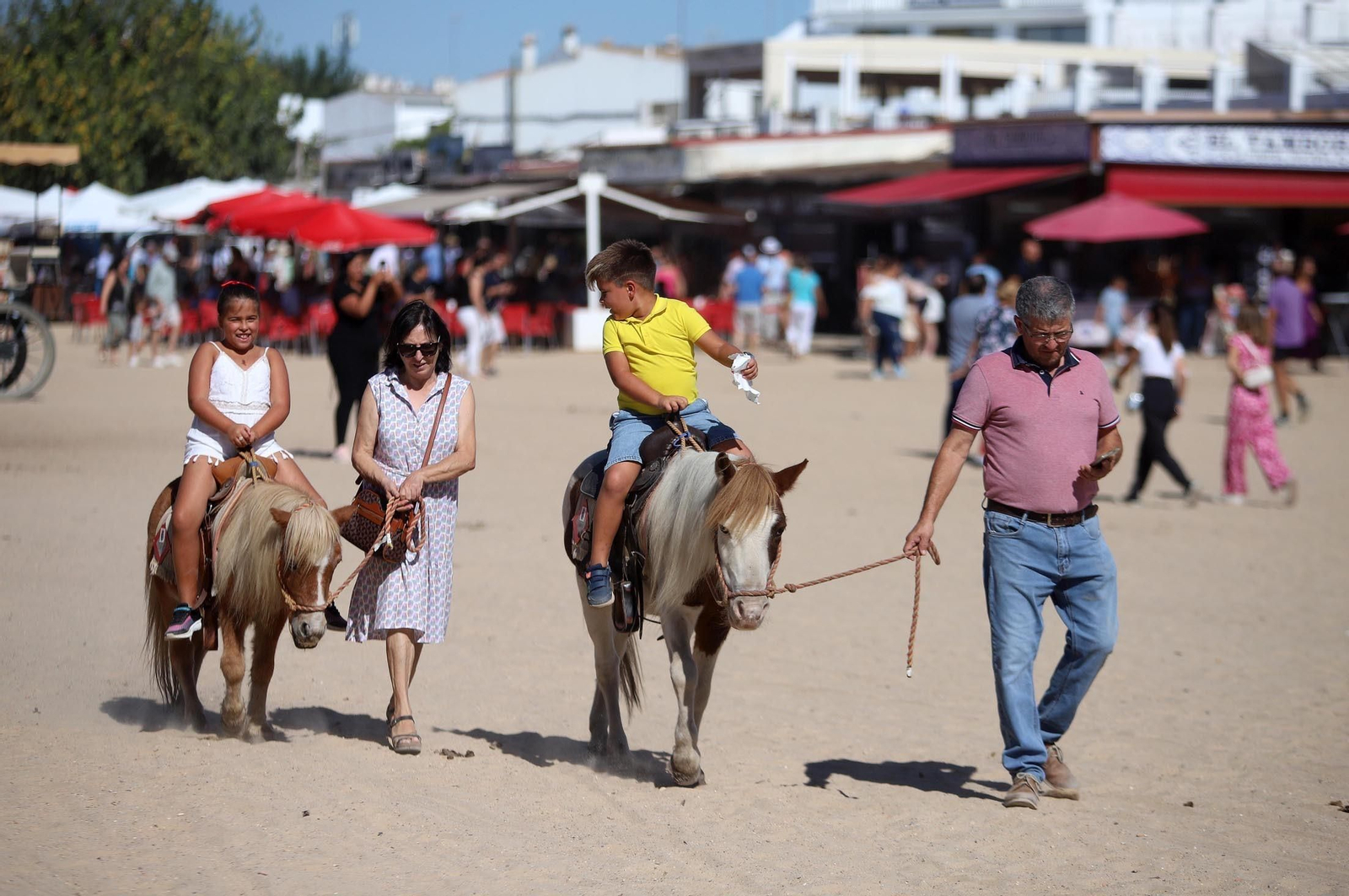 Imágenes del ambiente en la aldea de El Rocío en la mañana del domingo