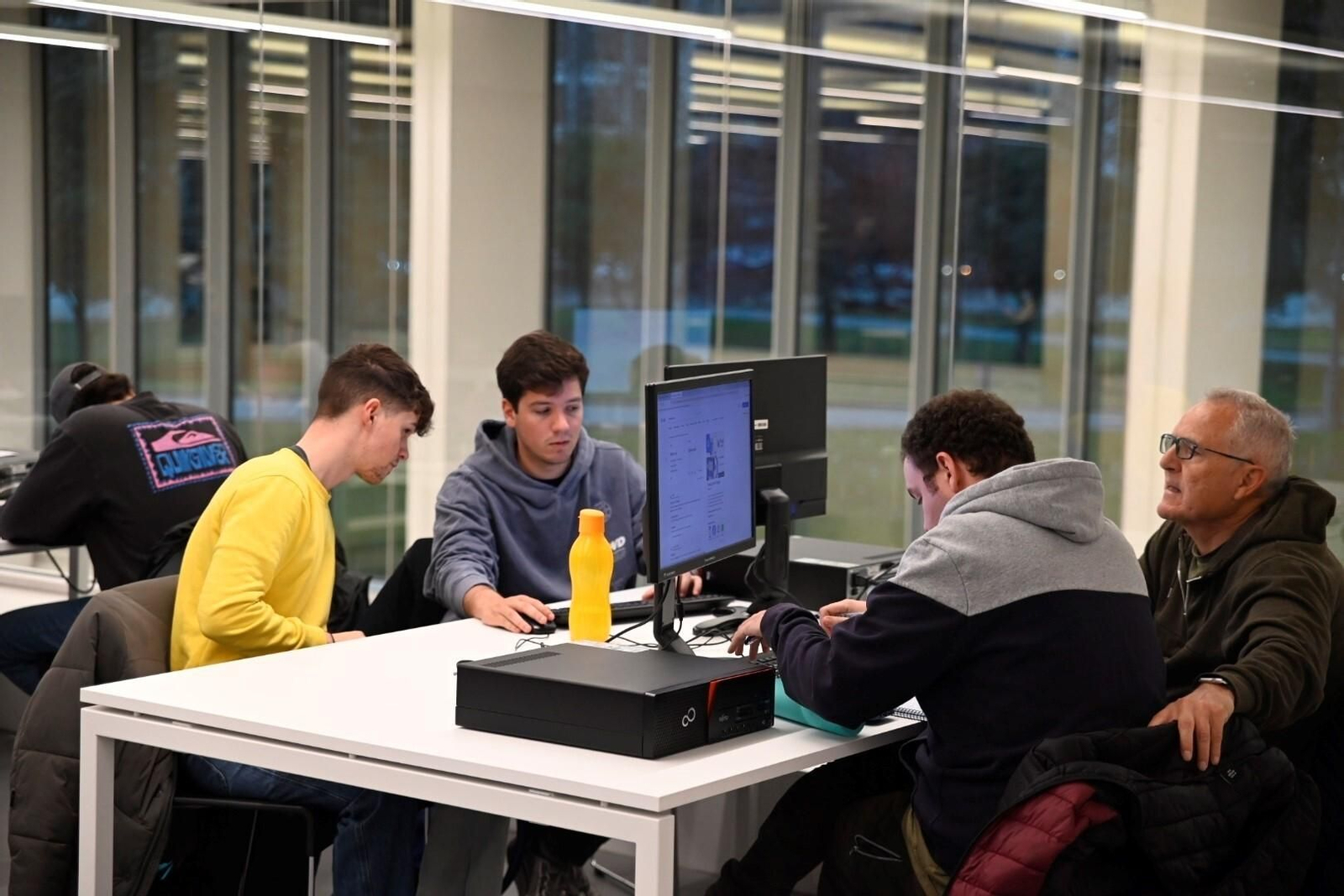 El primer día de apertura de la Biblioteca Grupo Cántico de Córdoba, en imágenes