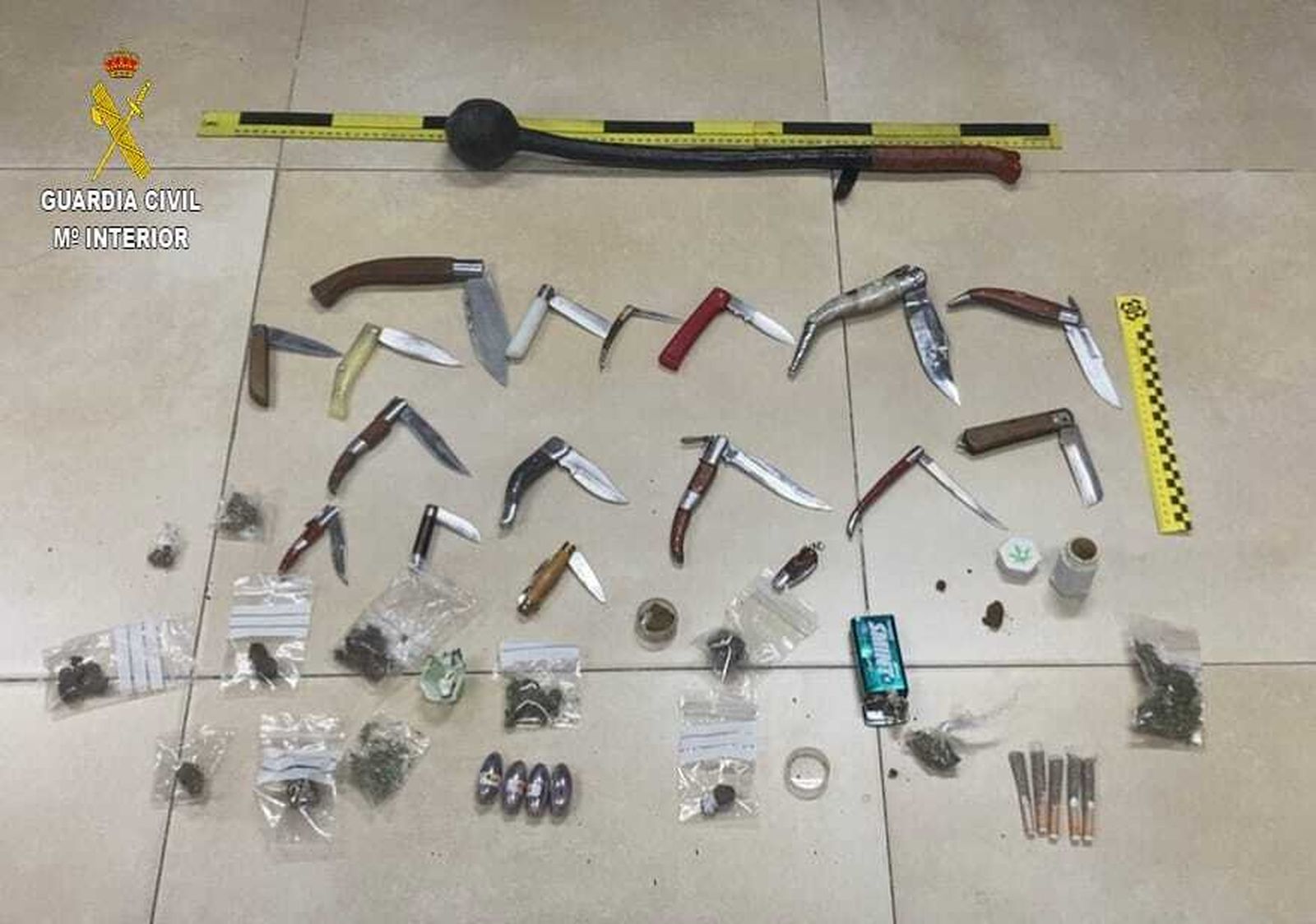 Navajas y droga decomisada en el reñidero de Los Molares
