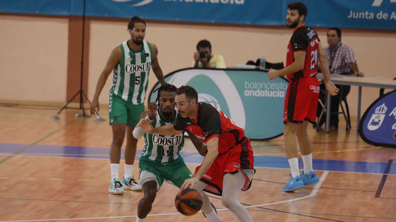 Las fotos de Real Betis - Fundación Granada en la Línea