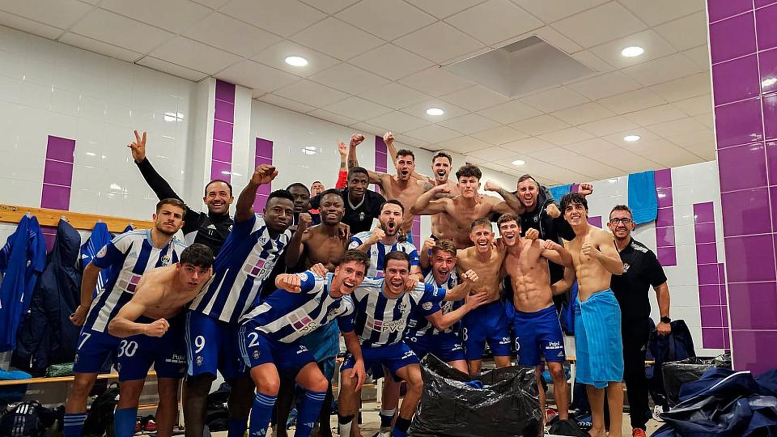Los jugadores del Talavera celebran su clasificación