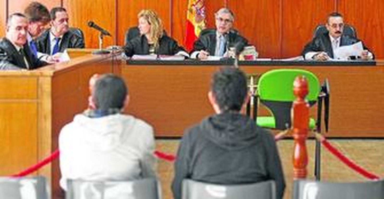 Los dos acusados, de espaldas y sentados, ayer en el banquillo al inicio del juicio, ante el tribunal de la Sección Tercera de la Audiencia Provincial de Cádiz.
