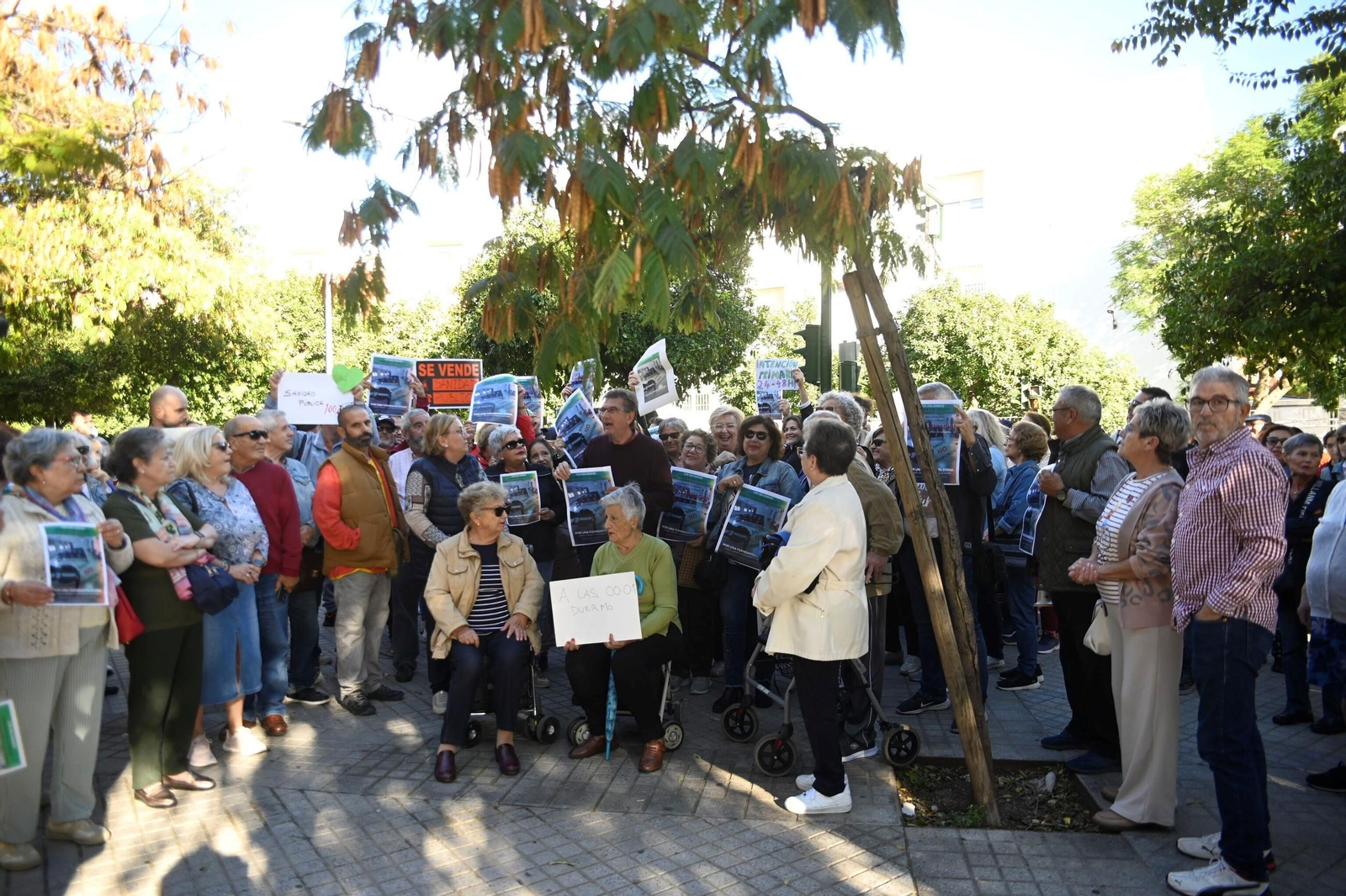 La protesta de los vecinos de la Fuensanta en defensa de la sanidad públicas, en imágenes La protesta de los vecinos de la Fuensanta en defensa de la sanidad públicas, en imágenes