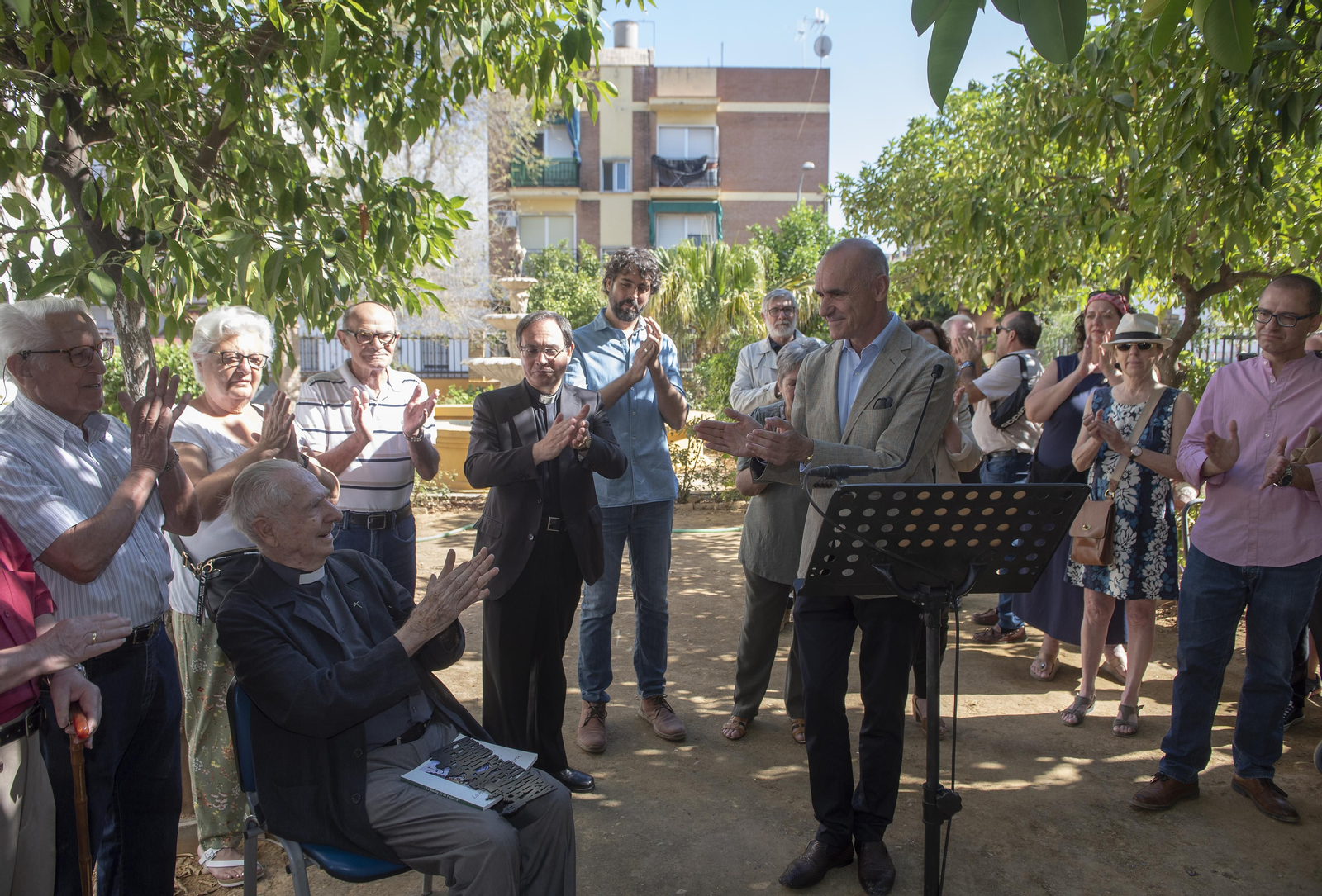 Las imágenes de la inauguración de los jardines del párroco D. Pedro Ybarra