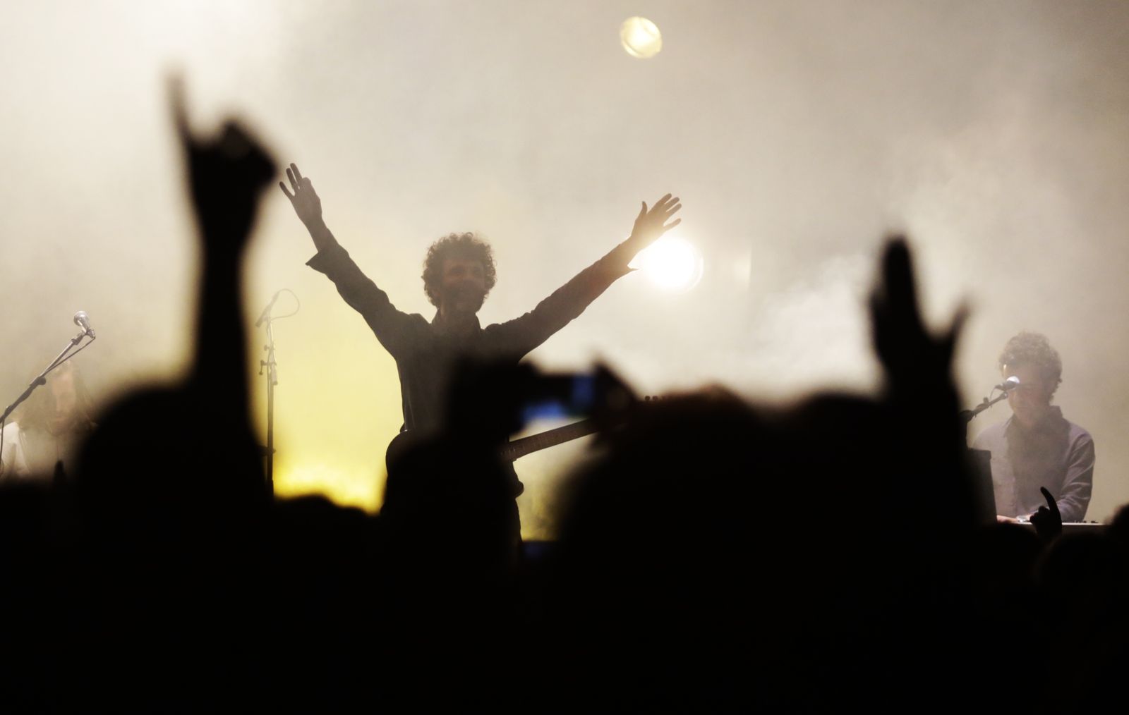 Dos momentos de la actuación de Maga en el Teatro Central la noche del miércoles.