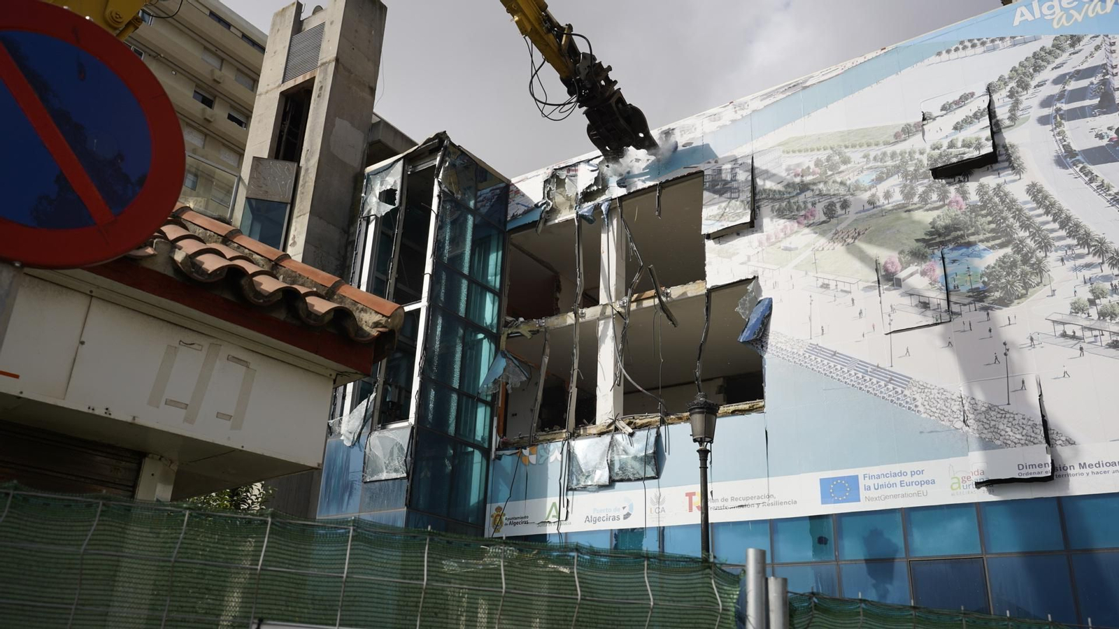 Fotografías de la demolición del edificio escalinata en Algeciras