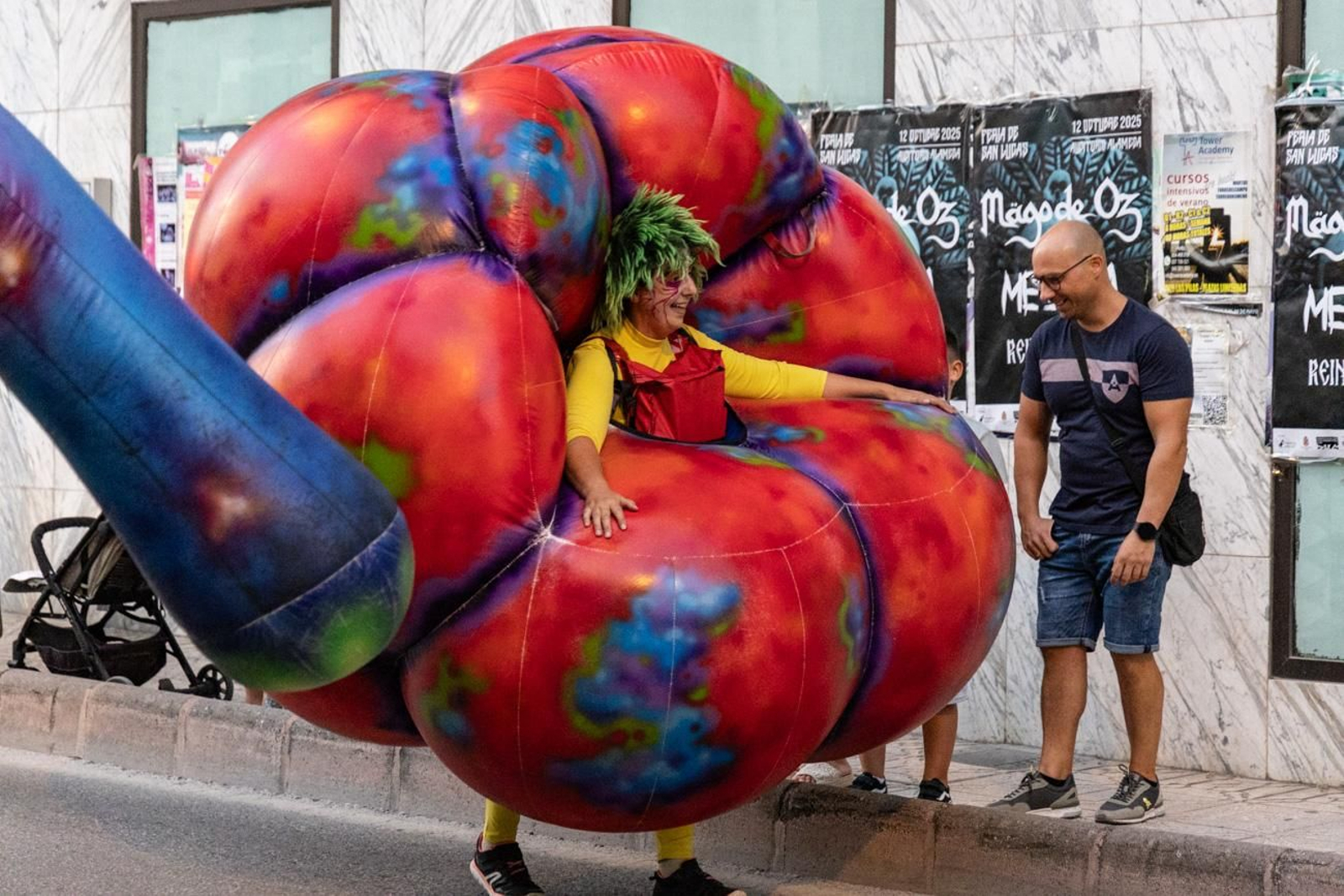 Pasacalles inaugural, fuegos artificiales e iluminación de la portada de feria y del recinto ferial de la Feria de San Bartolomé en Martos