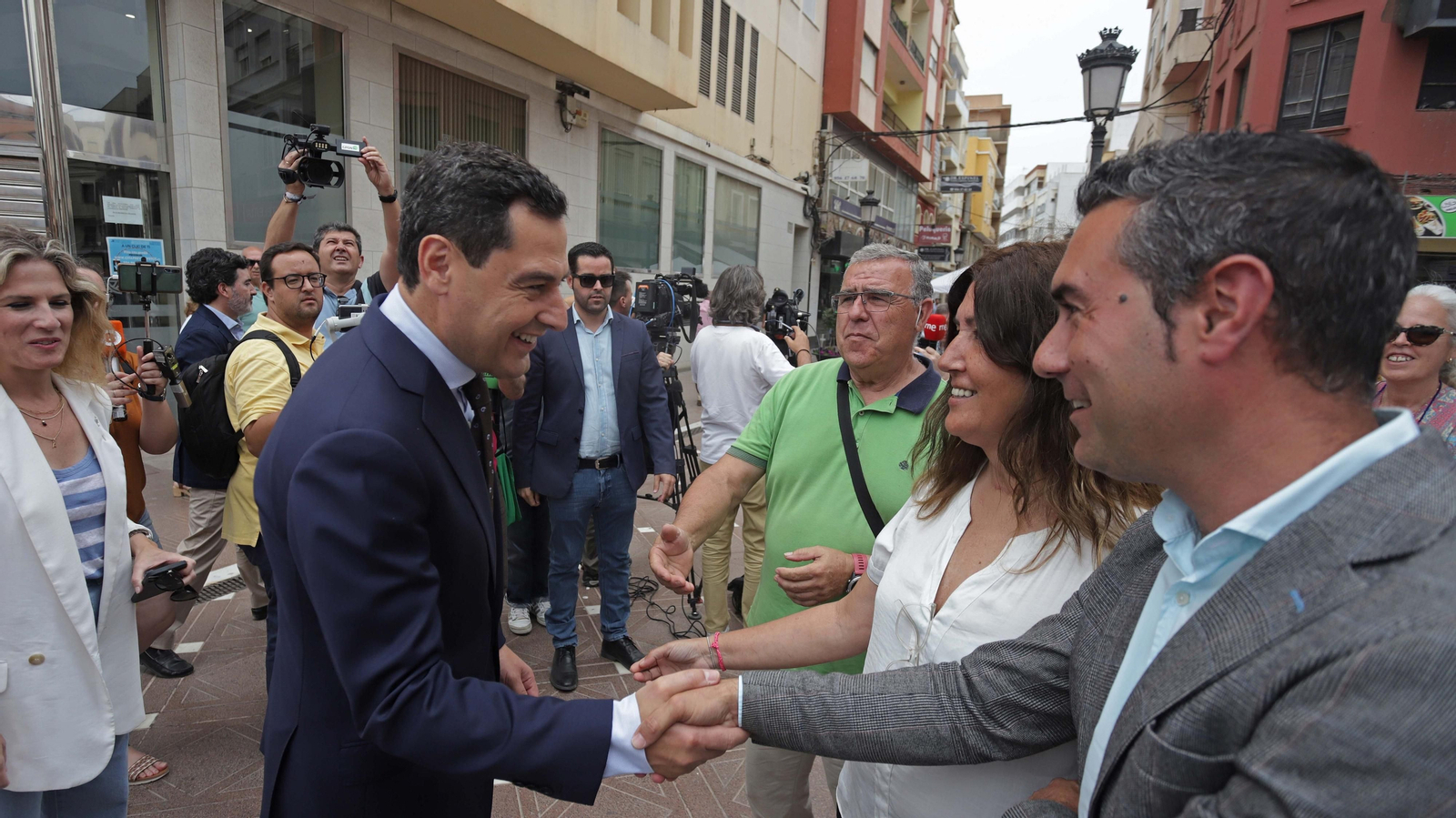 Fotos de la visita de Juanma Moreno a La Línea