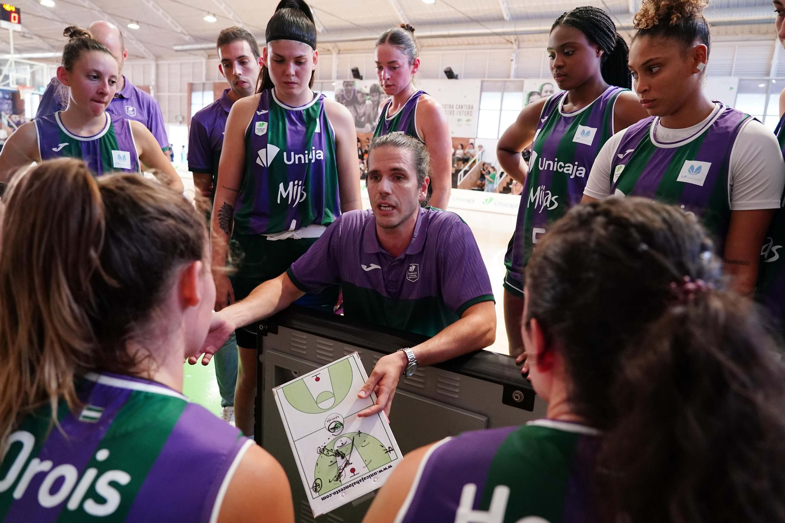 El Unicaja Mijas se estrena con victoria en el Martín Urbano (65-53)