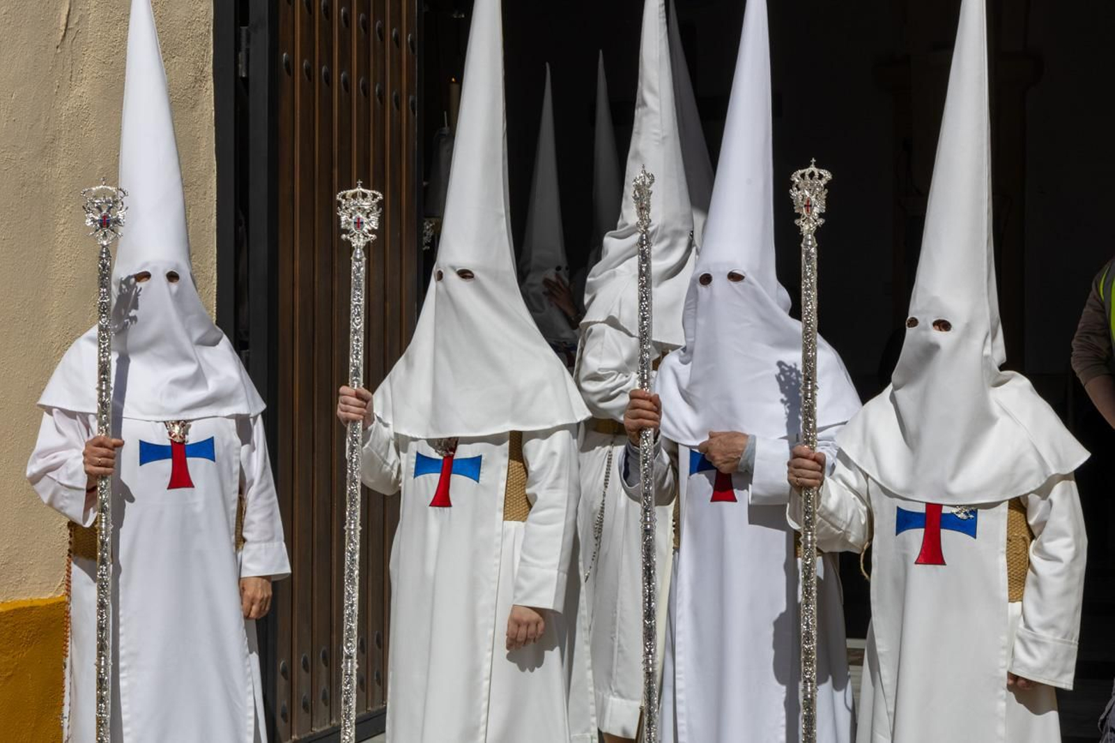El Miércoles Santo inicia la tarde con los nazarenos trinitarios del barrio de Santa Isabel