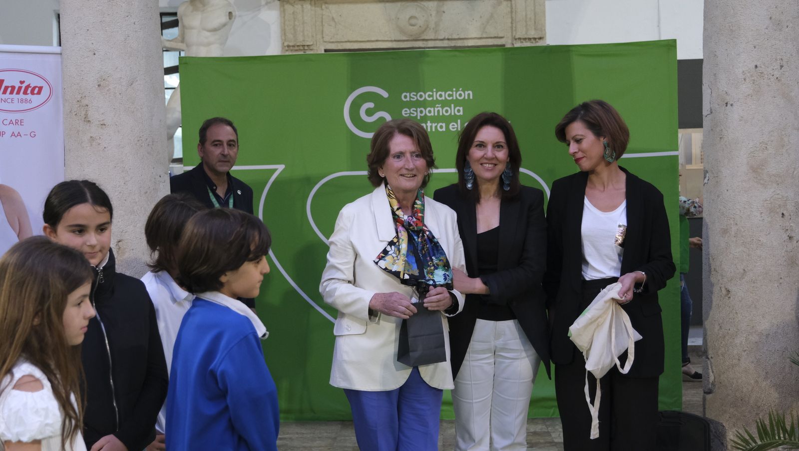 Imágenes del desfile benéfico contra el cáncer, en la Escuela de Artes de Almería