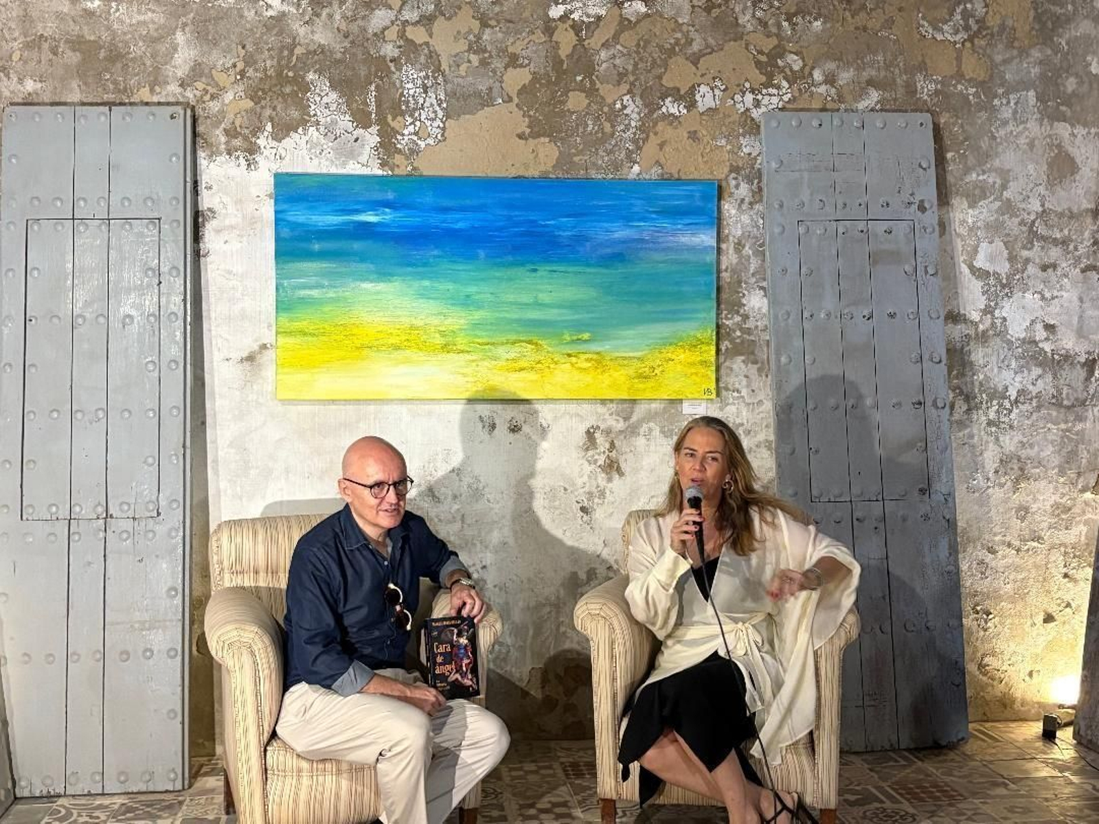 El historiador Manuel Jesús Roldán y Sol Cruz-Guzmán, durante la presentación del libro.