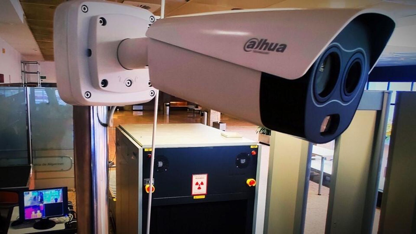 El sistema de vigilancia de la temperatura corporal y concurrencia de personas.