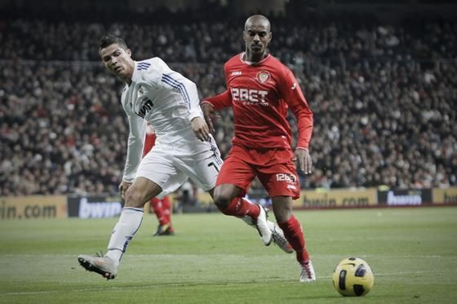 El Sevilla cae en el Bernabéu pese a jugar con un jugador más durante casi media hora. / EFE