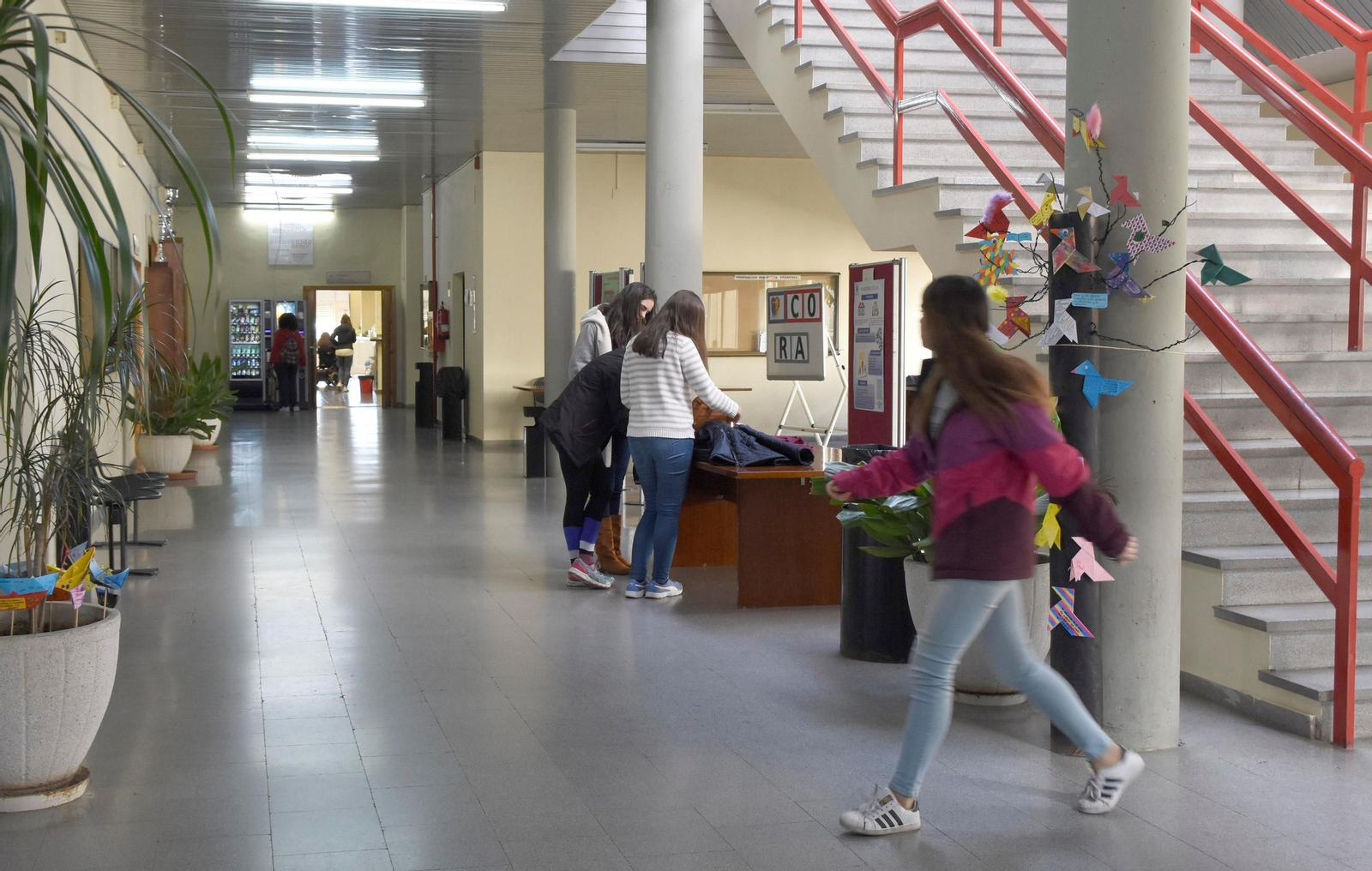 Alumnas en los pasillos de la facultad de Ciencias de la Educación.