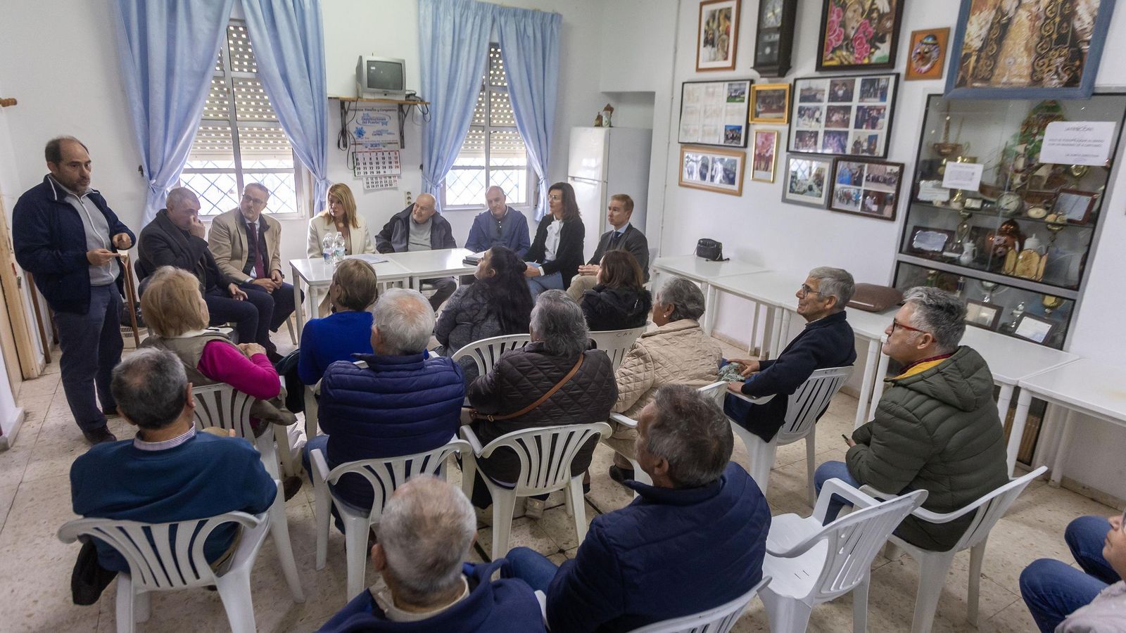 El Ayuntamiento de Huelva en la reunicón con los vecinos de La Hispanidad.
