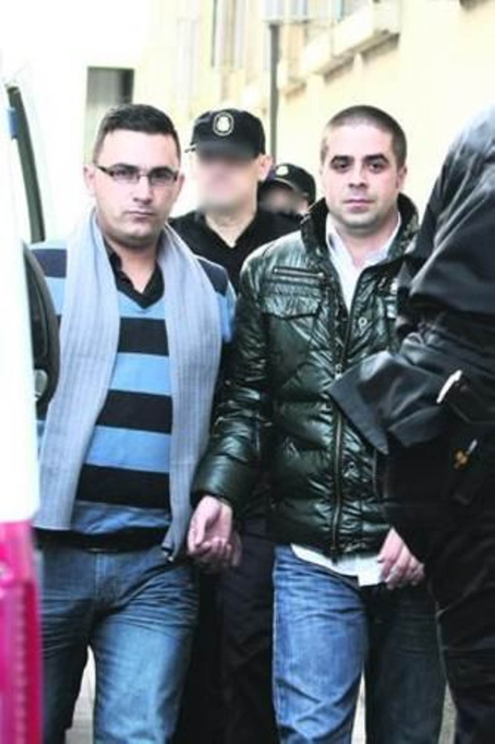 El Jony y Sergio Mora, 'El Yeyo', ayer a su llegada al Palacio de Justicia para asistir al juicio.