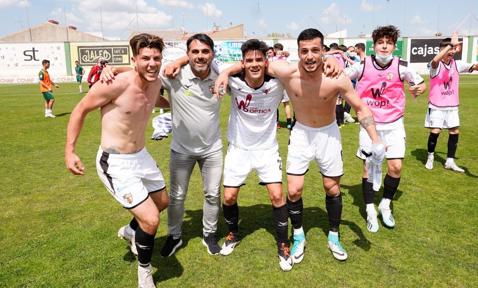 Emilio Fajardo celebra con Brian, David España y Joel la victoria ante el Córdoba B.