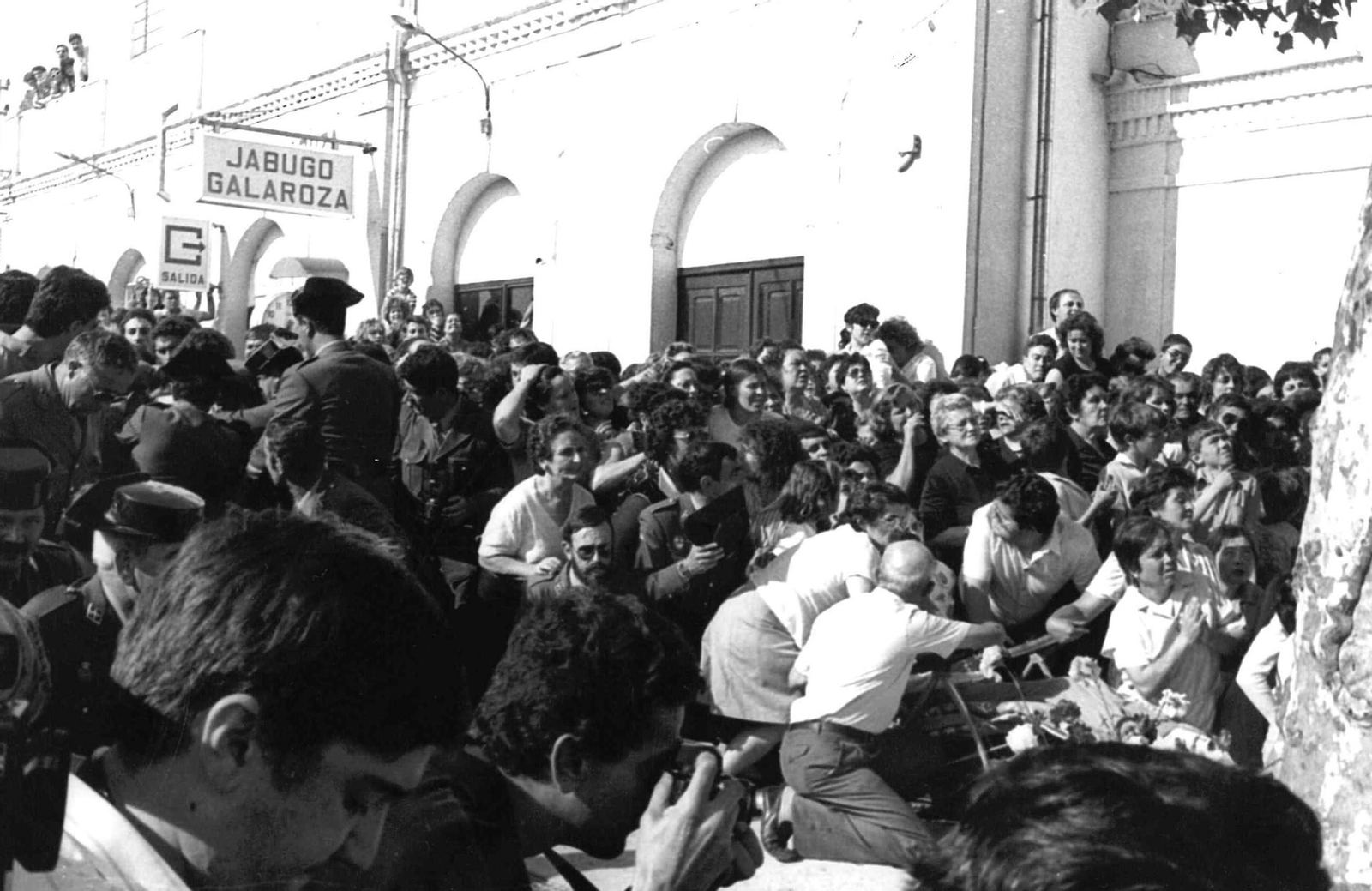 Tumulto en torno al árbol de El Repilado mientras la niña hablaba con la Virgen.