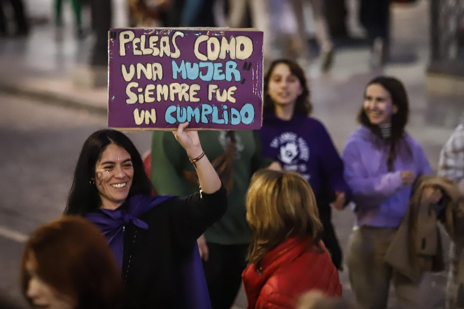 Una ola morada inunda la avenida principal de Granada en el Día de la Mujer
