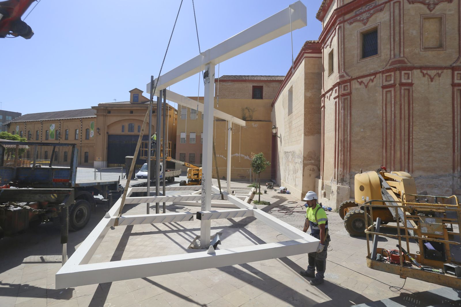 La retirada de la polémica pérgola de Santo Domingo, en fotos