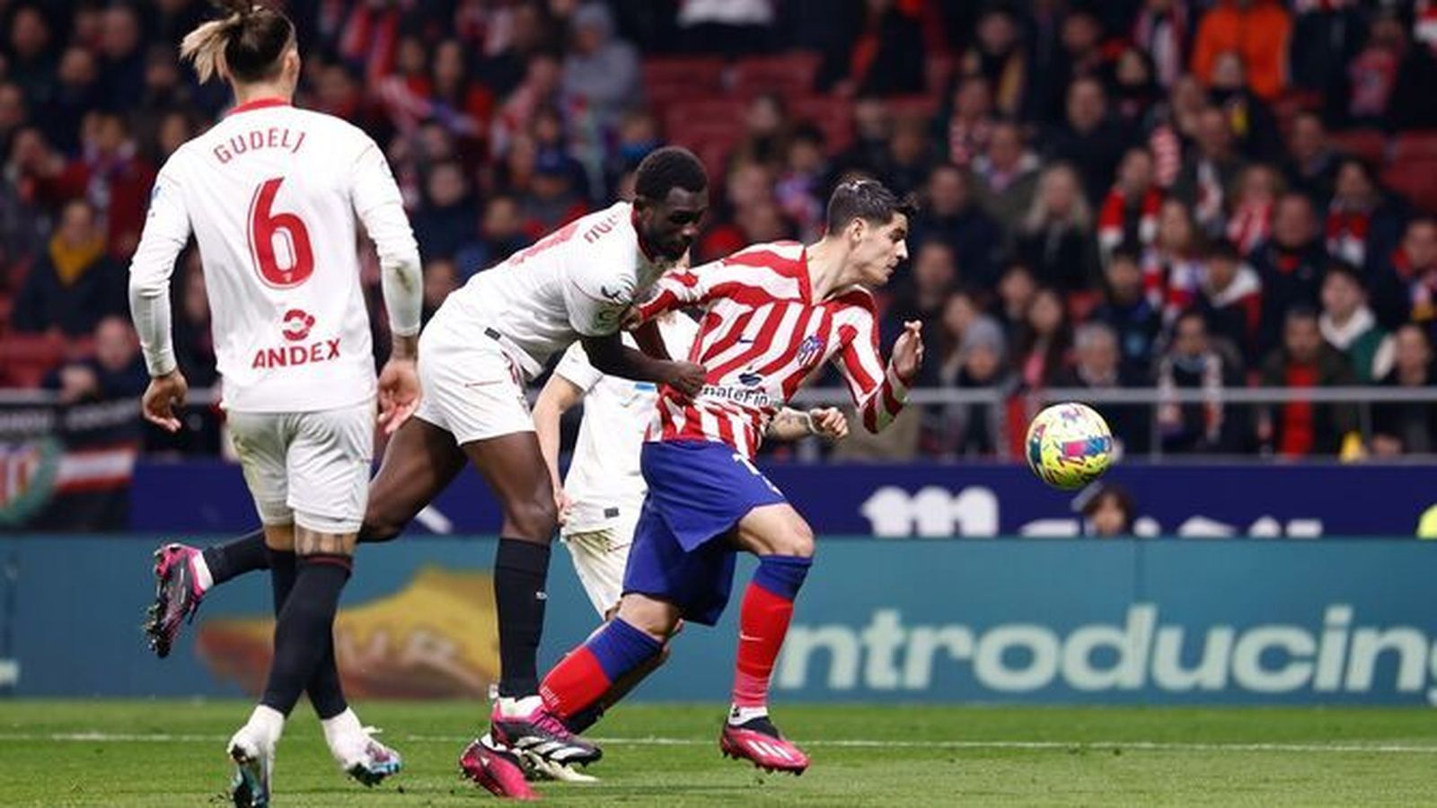 Nianzou en presencia de Gudelj intenta agarrar a Morata en el último Atlético-Sevilla.