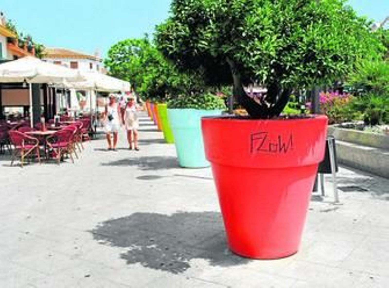 Imagen de una de las pintadas realizadas en el mobiliario urbano del centro de la localidad.