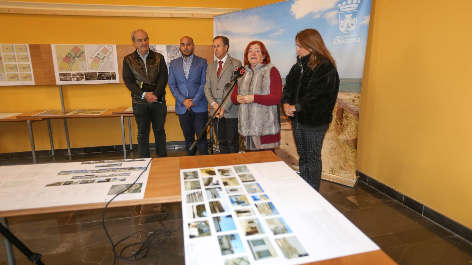 Los responsables municipales presentan la exposición en el atrio del Ayuntamiento.