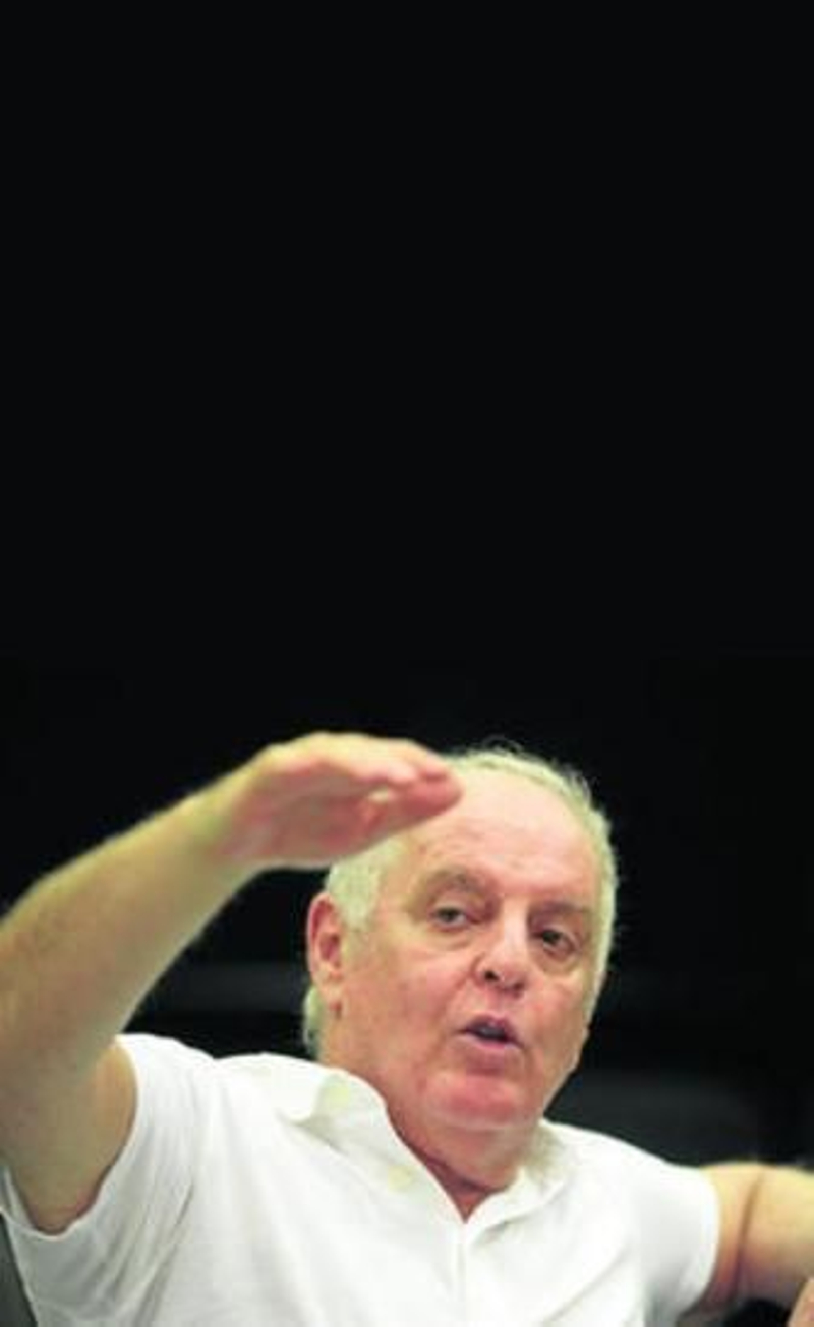 Daniel Barenboim durante la entrevista, tras terminar el ensayo general.