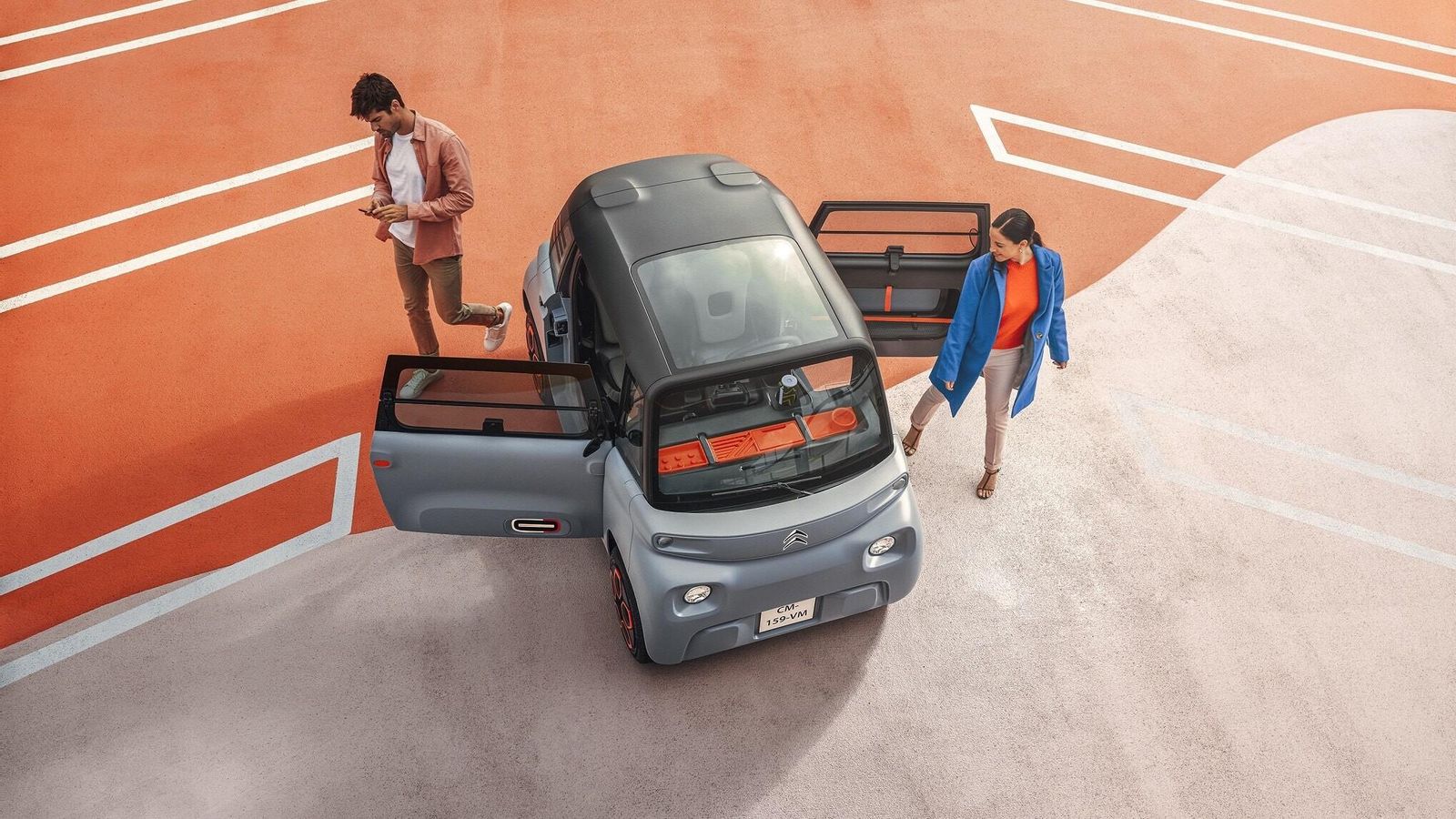 Pequeño, muy pequeño, pues apenas es 6 cm más largo que el Renault Twizy; y con soluciones originales, como la apertura de sus puertas asimétrica.