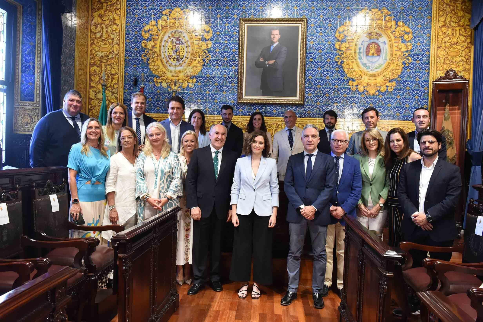 Díaz Ayuso, entre Landaluce y Bendodo, en el salón de plenos.