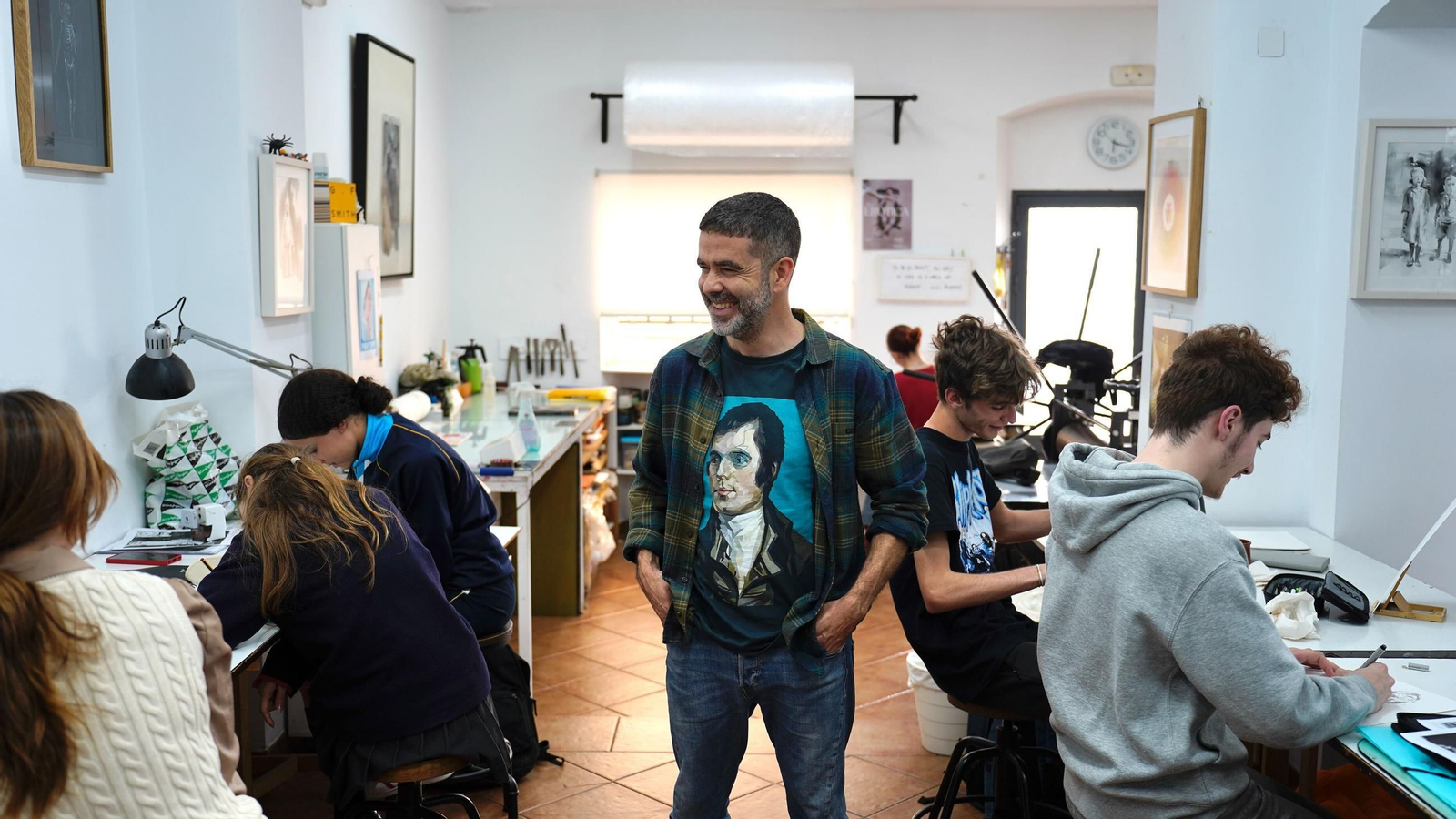 Ismael Pinteño en su taller, durante una de sus clases