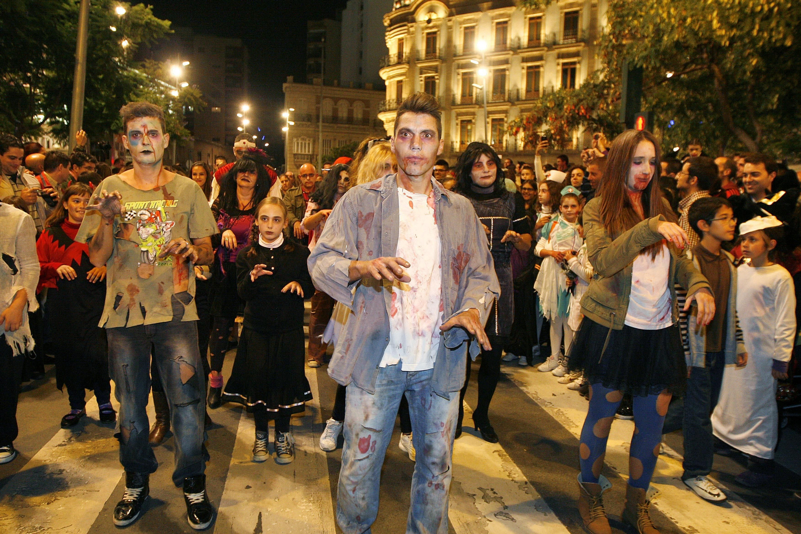 Pasacalles de la primera Noche en Negro organizada por el Ayuntamiento de Almería
