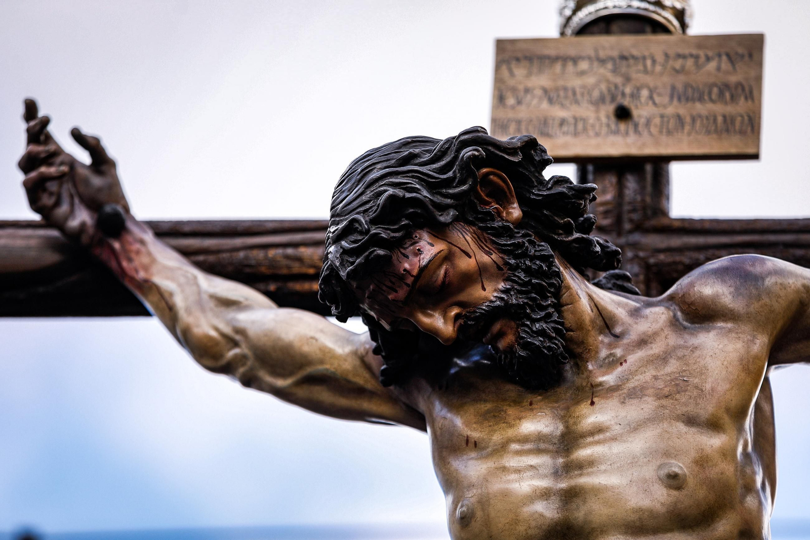 Imágenes de la salida de Desamparados en la Semana Santa de San Fernando 2025