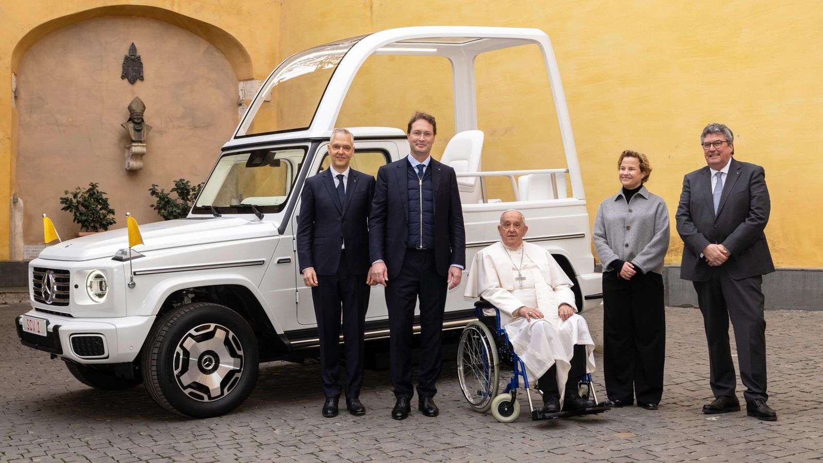 Mercedes-Benz entrega al Papa Francisco el primer papamóvil eléctrico