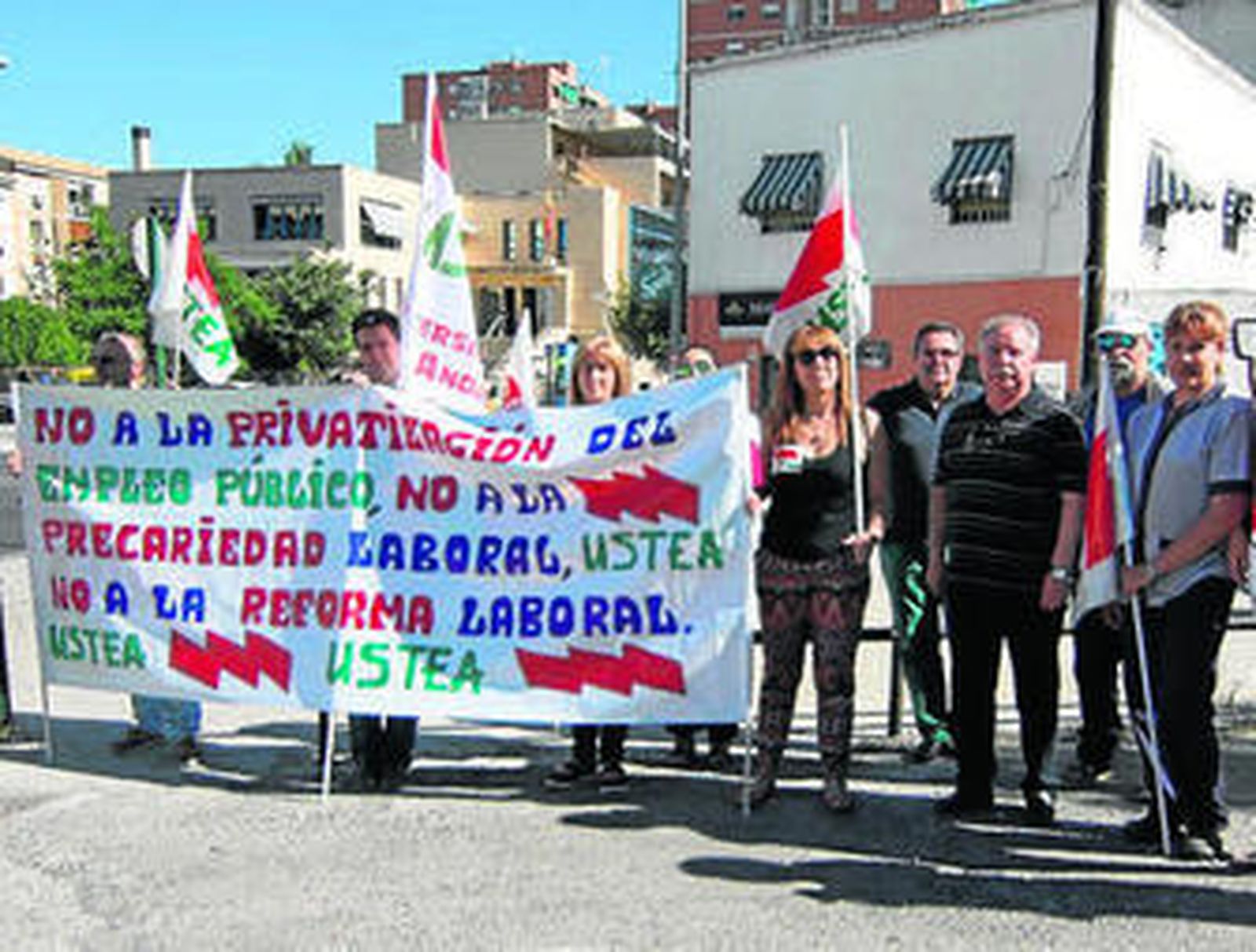 Concentración, ayer, en el IES Aynadamar.