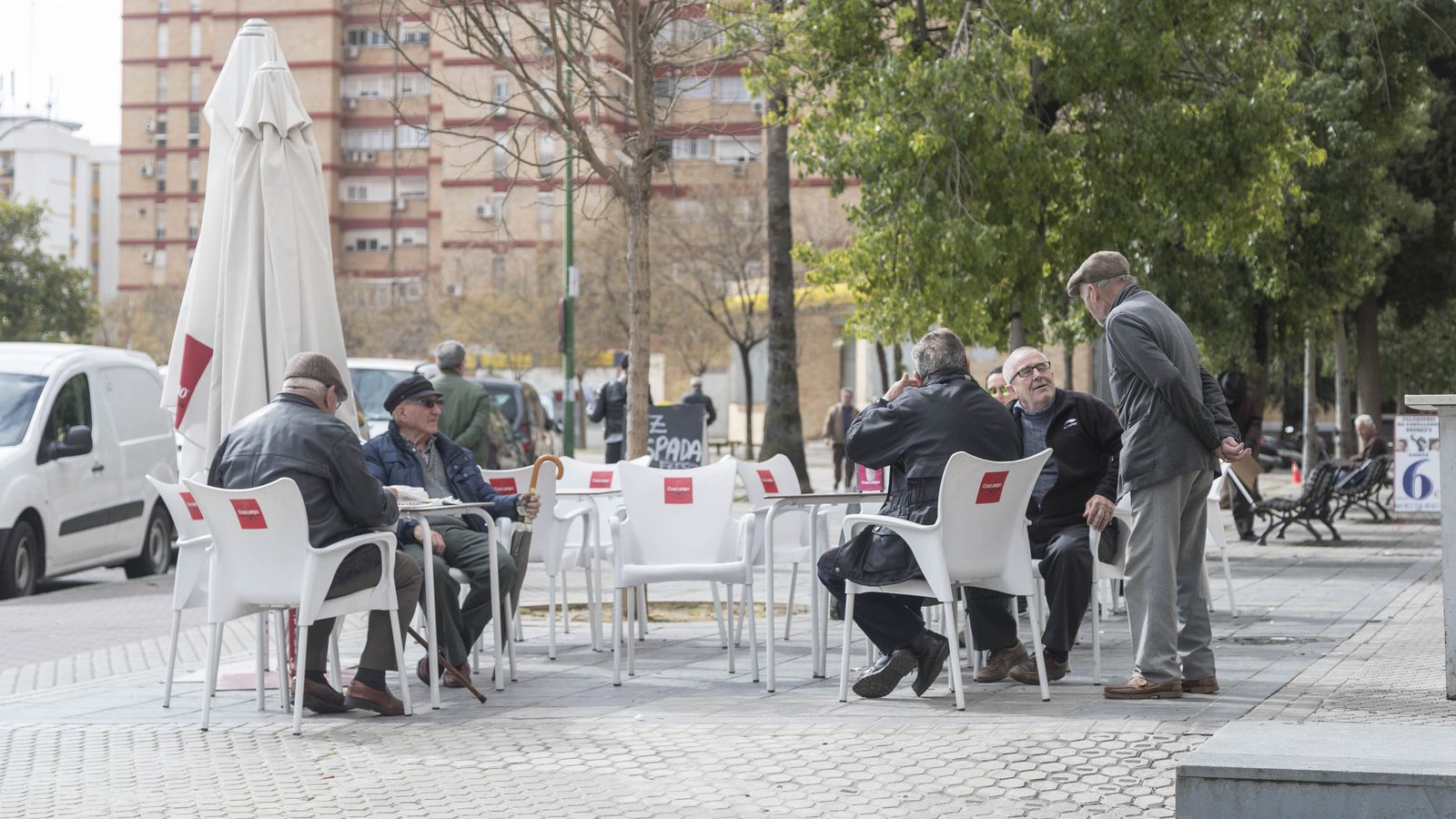 Vecinos en un bar equidistante de las estaciones de Metro Amate y La Plata.