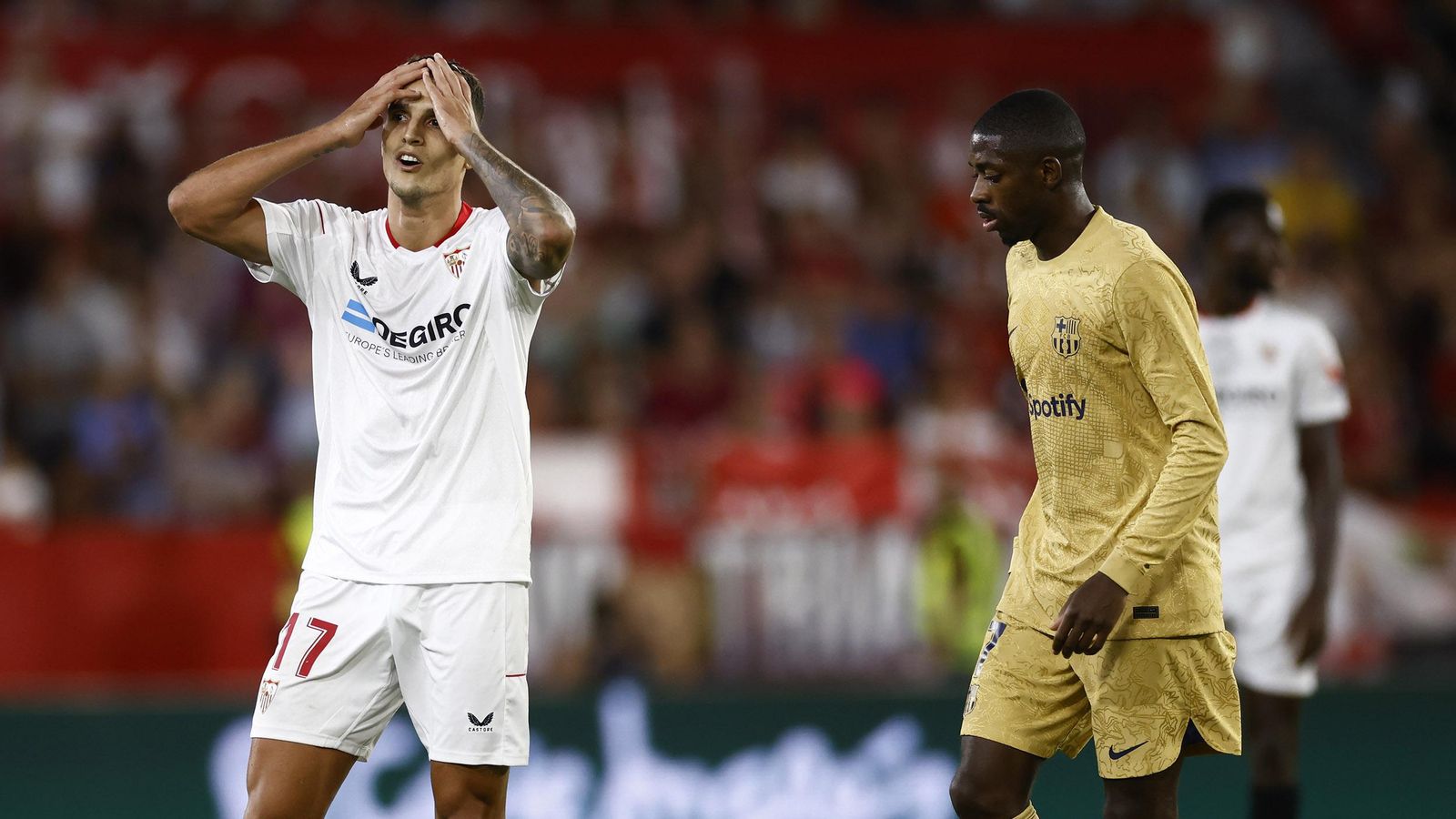 Lamela se lamenta de un error ante Dembélé.