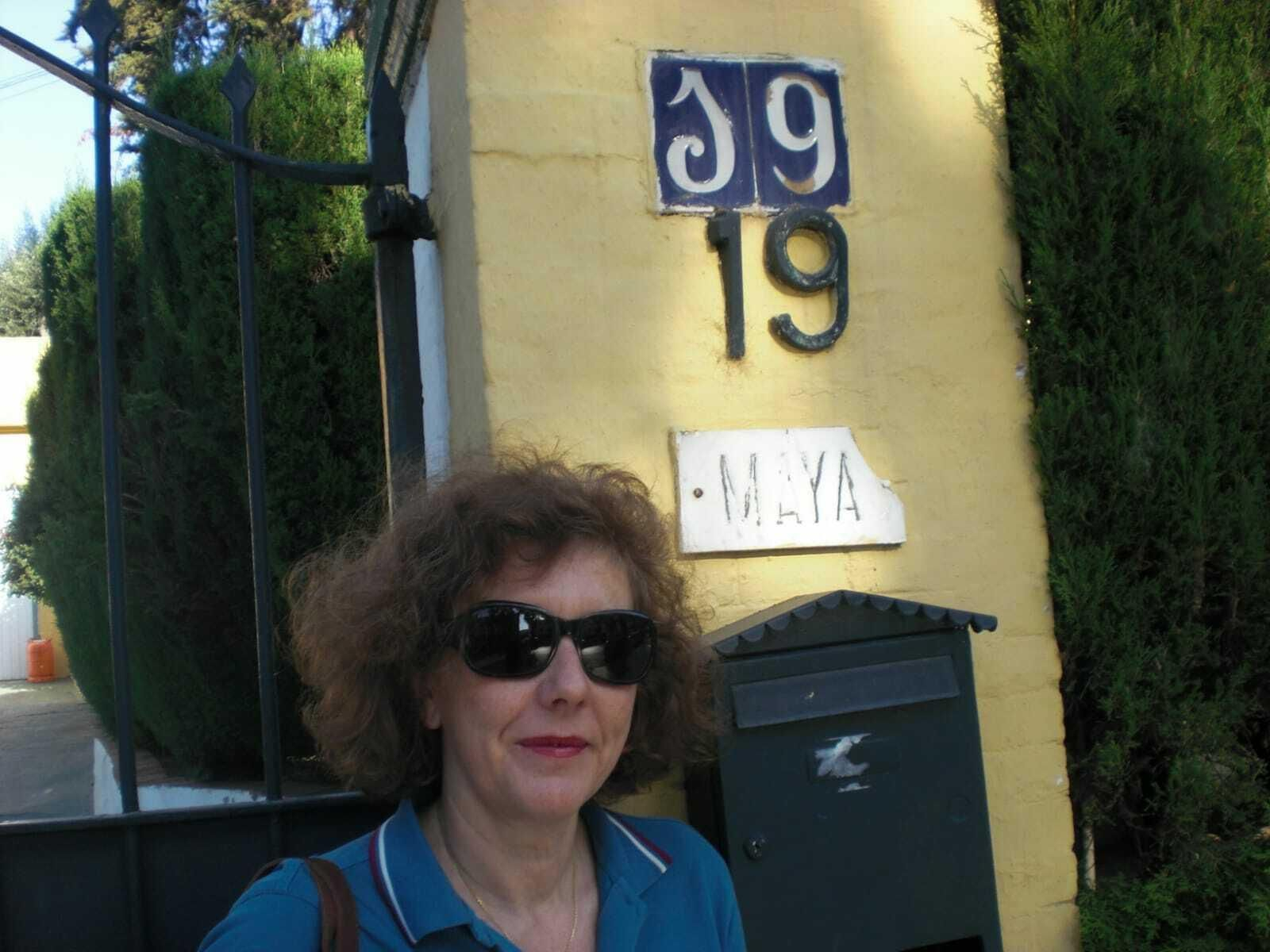 Macarena Smerdou hace unos años en la puerta de Villa Maya en Málaga Macarena Smerdou hace unos años en la puerta de Villa Maya en Málaga