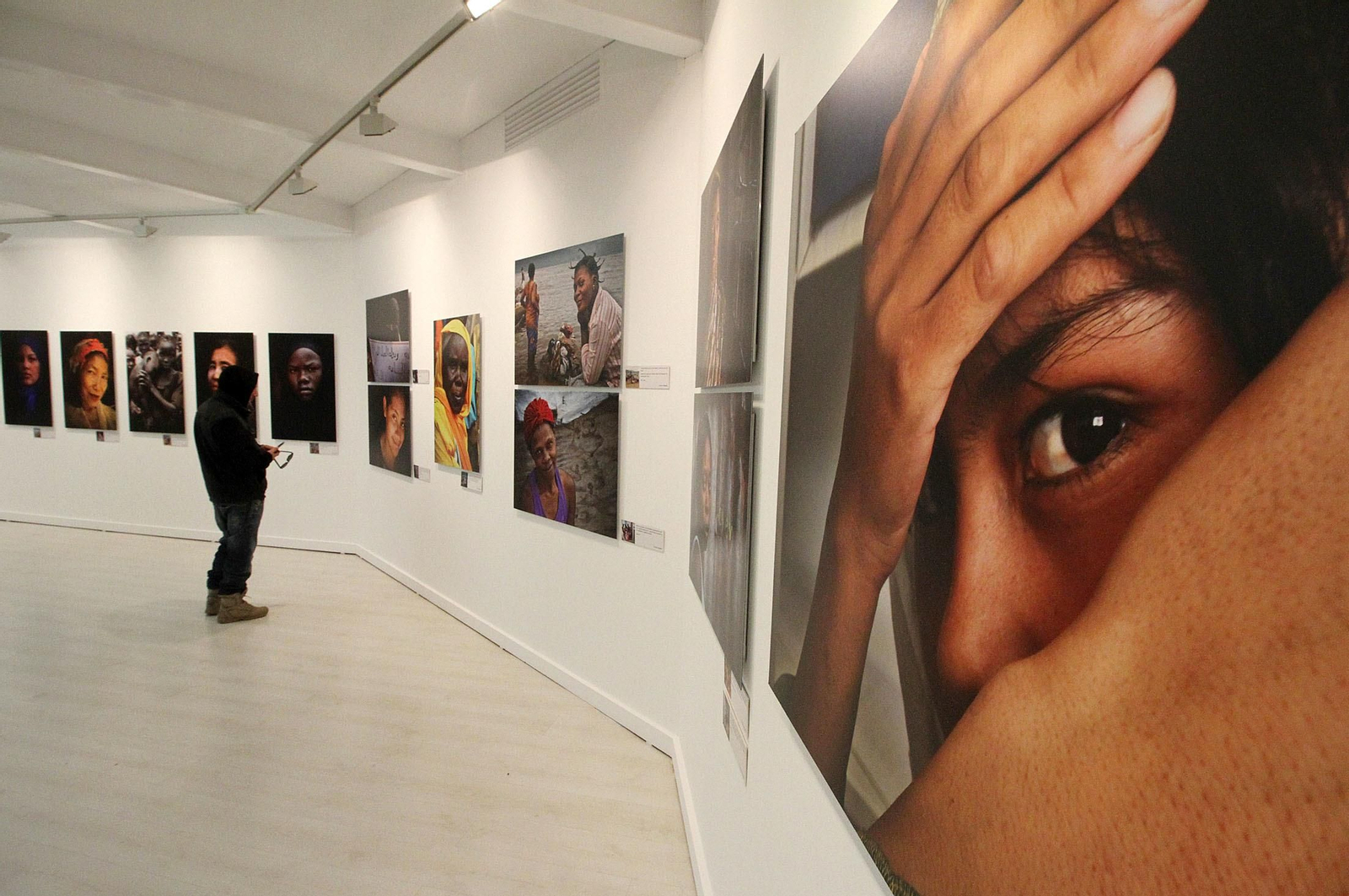 Latitudes. Exposición de Francisco Magallón "Mujer: Todos Somos Una", en imágenes