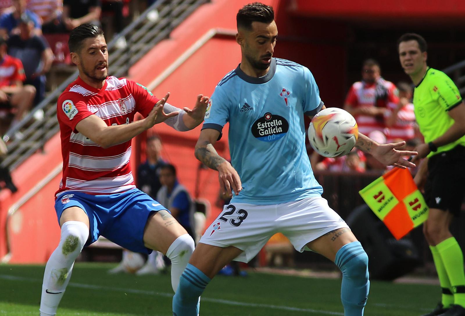 Una acción del partido de este domingo en Granada